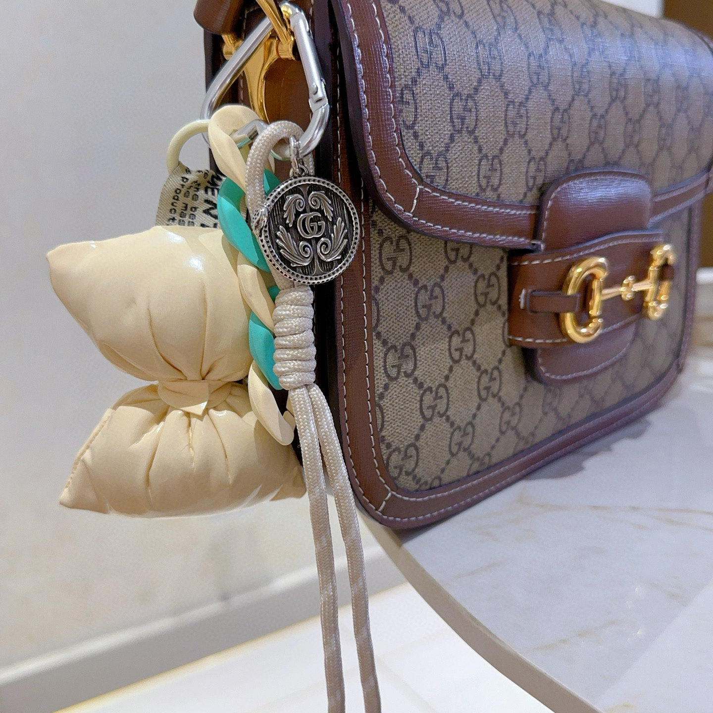 NO:379746,New product release Gucci keychain Gucci bag buckle Latest bag hanging accessories higher grade Celebrity same Anger Forest series dual G classic co-branded design concept keychain series Details are used for the old version Non-market glossy version This model has been released. Gucci is very good to match with trendy backpacks, jewelry boutiques, gucci, backpacks, keychain19860909批新品发布 古驰钥匙扣 古驰包包扣 最新款包包挂饰档次更高明星同款Anger Forest系列双G经典款联名设计理念钥匙扣系列 细节对版做旧处理 非市面亮面版型 这款一直在出 古驰里面热卖款 非常好搭配潮流背包,饰品精品,gucci,backpacks,keychain,Jewelry