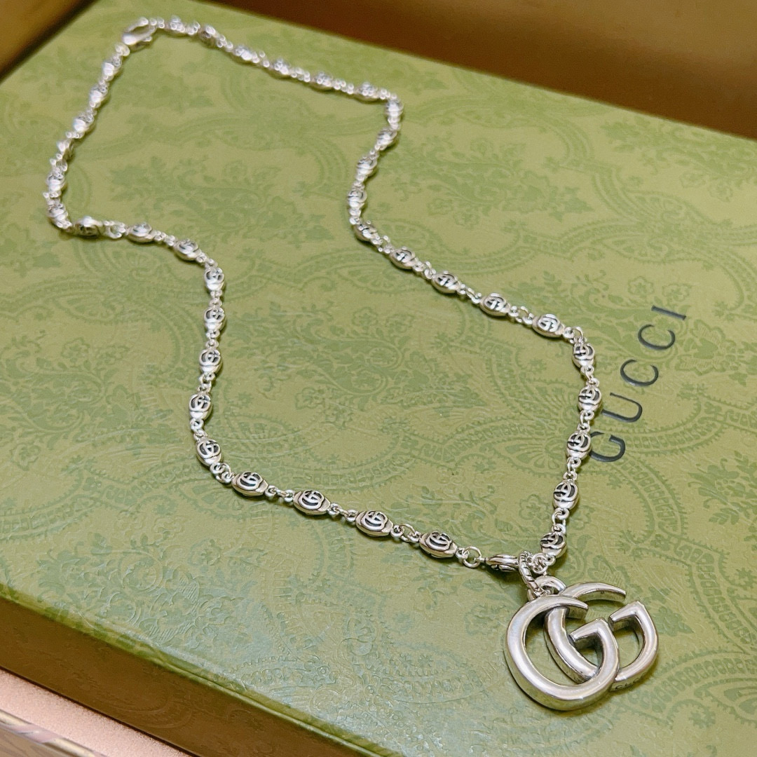 NO:379749,The latest model of Gucci necklace is higher in chain grade, star style, the same style Anger Forest series double G classic necklace series Gucci necklace, details are used to treat the version, non-market bright style, this model has been released, Gucci is popular in it, very easy to match with trendy clothes, jewelry quality, gucci, necklace19860909批 古驰项链最新款链条档次更高明星同款Anger Forest系列双G经典款项链系列古驰项链 细节对版做旧处理 非市面亮面版型 这款一直在出 古驰里面热卖款 非常好搭配潮流衣服,饰品精品,gucci,necklace,Jewelry