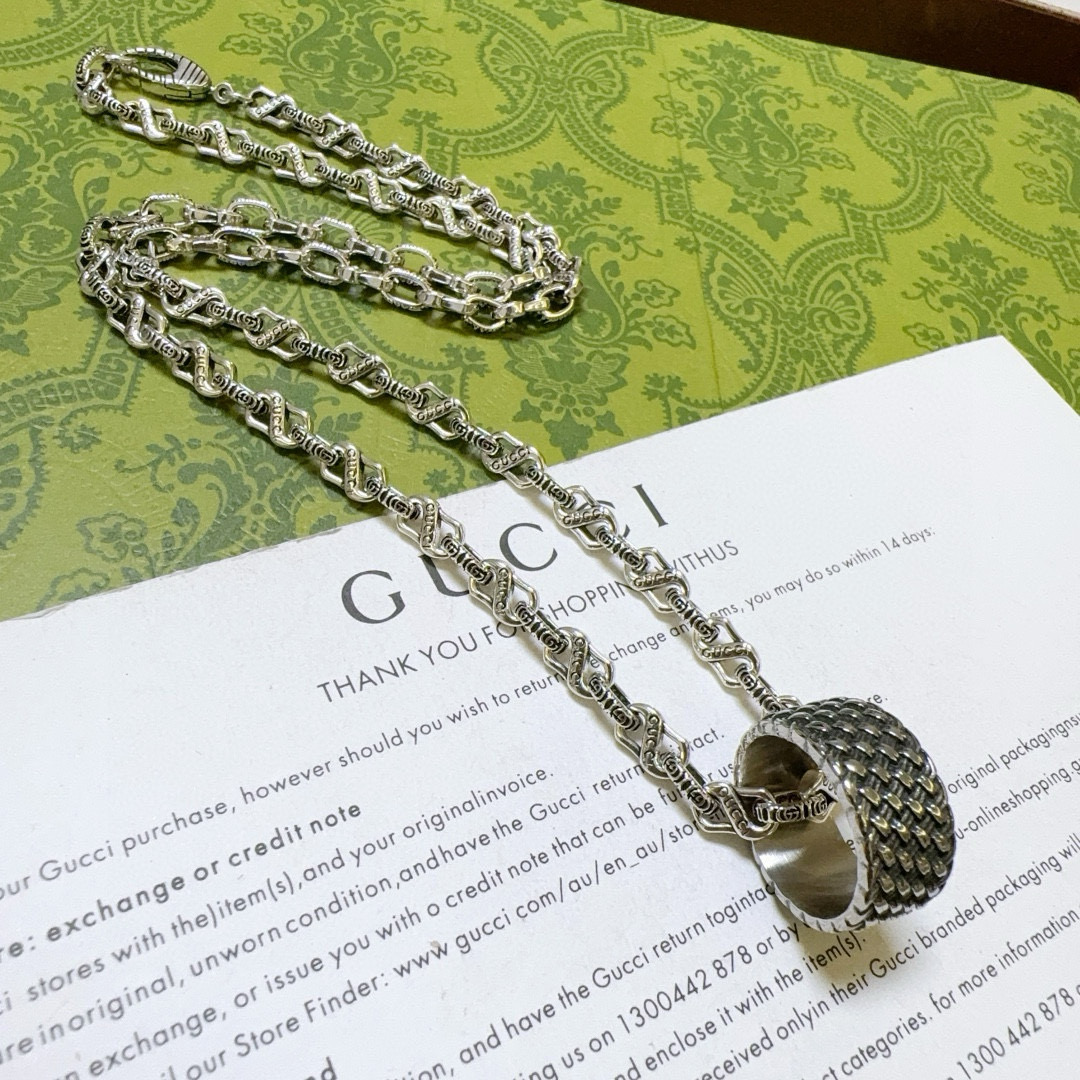 NO:379755,The latest model of Gucci necklace is higher in chain grade, star-like Anger Forest series double G classic Gucci series silver necklace, details are used to treat the version, non-market bright style, this model has been released, Gucci is popular in it, very easy to match with trendy clothes, jewelry quality, gucci, necklace19860909批古驰项链最新款链条档次更高明星同款Anger Forest系列双G经典款古驰系列银项链 细节对版做旧处理 非市面亮面版型 这款一直在出 古驰里面热卖款 非常好搭配潮流衣服,饰品精品,gucci,necklace,Jewelry