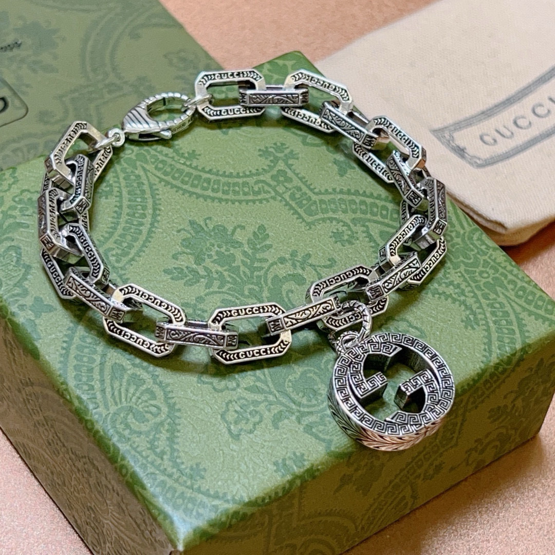NO:380205,2025 latest release The latest classic model of Gucci bracelet is exquisite, regardless of style or texture, and you can understand the original logo at a glance. Super nice. The best choice for matching clothes, a must-have artifact for men and women. The number of codes is 17 to 24 cm, jewelry quality, gucci, gucci, bracelet19860909批. 2025最新出炉 Gucci古驰手链最新款的经典款 精致无论款式 质感 都是绝对的顶尖feel 只要看一眼就懂了原版logo 超 nice 搭配衣服最佳的选择,男女同款必备神器 码数17到24厘米,饰品精品,gucci,gucci,bracelet,Jewelry