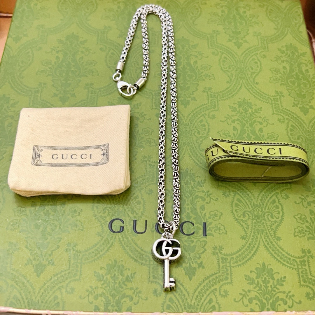 NO:380194,The latest model of Gucci necklace is higher in chain grade, star style, the same style, Anger Forest series, double G classic Gucci necklace series, details are used to treat the version, non-market glossy style, this model has been released, Gucci is popular in it, very easy to match with trendy clothes, jewelry quality, gucci, necklace19860909批 古驰项链最新款链条档次更高明星同款Anger Forest系列双G经典款古驰项链系列项链 细节对版做旧处理 非市面亮面版型 这款一直在出 古驰里面热卖款 非常好搭配潮流衣服,饰品精品,gucci,necklace,Jewelry