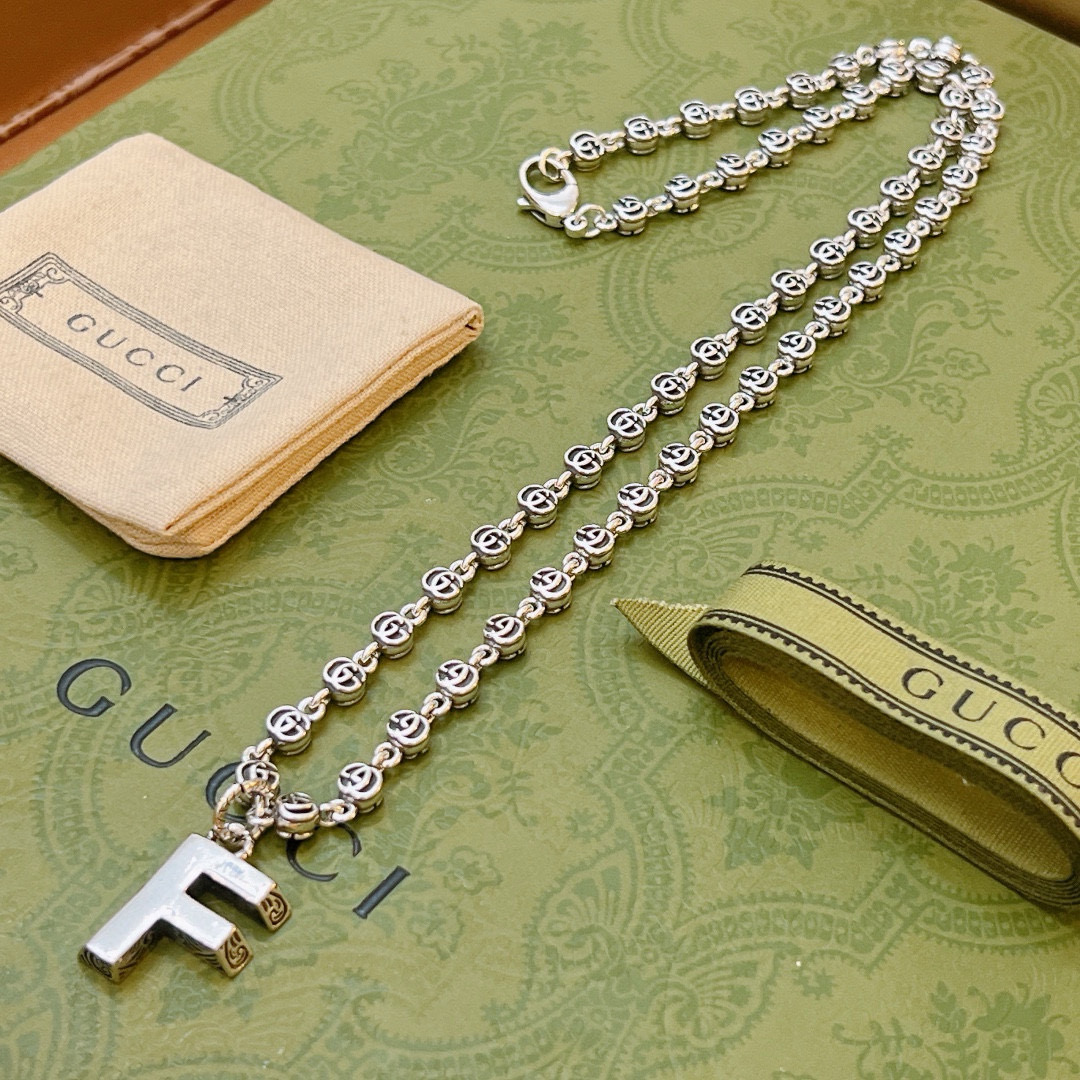 NO:380197,The latest model of Gucci necklace is higher in chain grade, star style, the same style Anger Forest series double G letter Gucci necklace, details are used to treat the version, non-market glossy style, this model has been released, the best selling model in Gucci is very easy to match with trendy clothes, jewelry quality, gucci, necklace19860909批 古驰项链最新款链条档次更高明星同款Anger Forest系列双G字母古驰项链 细节对版做旧处理 非市面亮面版型 这款一直在出 古驰里面热卖款 非常好搭配潮流衣服,饰品精品,gucci,necklace,Jewelry