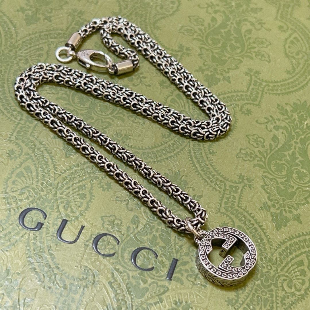 NO:380183,The latest style of Gucci necklaces is higher in chain grade, star style, the same style, Anger Forest series, double G classic necklace, European and American fashion and casual style series, Gucci series retro silver necklace, see the details and quality of the pendant, the chain length is 60 cm, the details are used to treat the version, the non-market glossy version is always available, Gucci is the best-selling model in Gucci, very easy to match with trendy clothes, jewelry quality, gucci, necklace19860909批古驰项链最新款链条档次更高明星同款Anger Forest系列双G经典款项链欧美时尚休闲风系列古驰系列复古银项链 看清吊坠细节品质 链长60厘米 细节对版做旧处理 非市面亮面版型 这款一直在出 古驰里面热卖款 非常好搭配潮流衣服,饰品精品,gucci,necklace,Jewelry