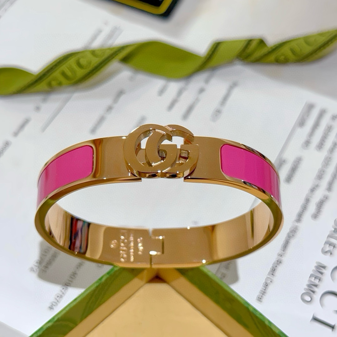 NO:380214,Gucci bracelet bracelets are handmade to create the latest bracelets with higher grades. Celebrities have the same style. Anger Forest series, dual G classic series. Gucci bracelets. Details are used to treat K gold. Non-market glossy styles. This model has been released. Gucci is very easy to match with trendy clothes, fine accessories, gucci, bracelet19860909批.古驰手镯手环纯手工打造最新款手镯档次更高明星同款Anger Forest系列双G经典款系列古驰手环 细节对版K金处理 非市面亮面版型 这款一直在出 古驰里面热卖款 非常好搭配潮流衣服,饰品精品,gucci,bracelet,Jewelry