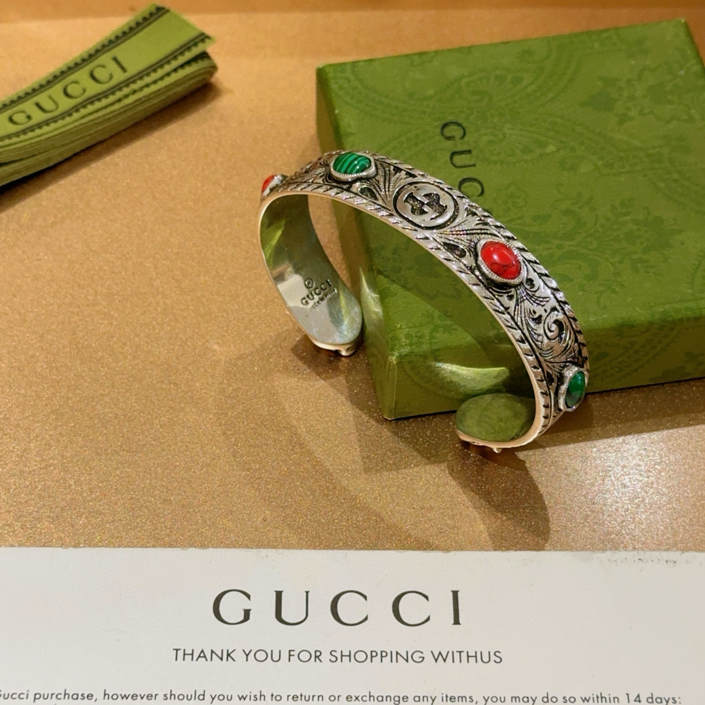 NO:380677,Gucci bracelet bracelets are hand-made to create the latest bracelets with higher grades. Celebrities have the same style. Anger Forest series, dual G classic series. The details are used to treat the versions. Non-market glossy versions. This model has been released. Gucci is very easy to match with trendy clothes, high-quality accessories, gucci, bracelet19860909批.古驰手镯手环纯手工打造最新款手镯档次更高明星同款Anger Forest系列双G经典款系列古驰手环 细节对版做旧处理 非市面亮面版型 这款一直在出 古驰里面热卖款 非常好搭配潮流衣服,饰品精品,gucci,bracelet,Jewelry