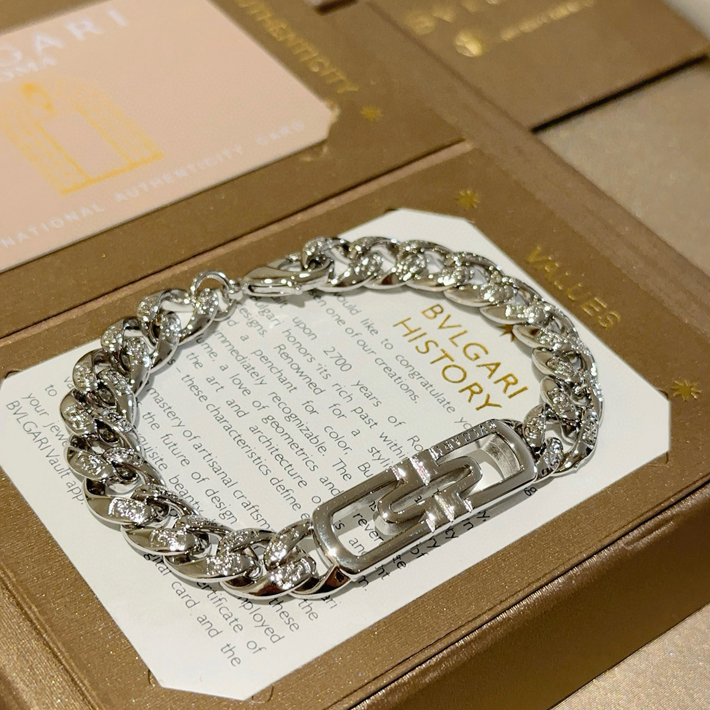 NO:380678,Bulgari bracelet V gold material BVLGARI DIVAS' DREAM series Perfect appearance, invincible details, the unique color is completely impeccable, and is decorated with a classic ring shape design. It is simple but elegant and eye-catching. The pure handmade combination of V gold makes the complexion look more elegant and attractive. The same style as men and women Bulgari bracelet size: 18 20 22 24 cm, fine jewelry, bottega veneta, bvlgari, bvlgari, bracelet19860909批.宝格丽手链V金材质 BVLGARI宝格丽 DIVAS‘ DREAM 系列 品相完美,细节无敌,那种独特的色泽完全无可挑剔,再缀以经典指环外形设计,简约之余却又优雅夺目,V金纯手工的组合更显气色,上手雅致动人.男女同款 宝格丽手链尺寸:18 20 22 24厘米,饰品精品,bottega veneta,bvlgari,bvlgari,bracelet,Jewelry