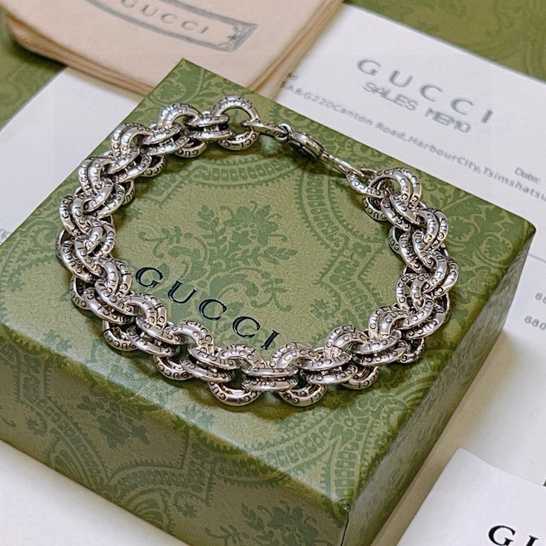 NO:380687,Comment. The latest recommended Gucci bracelet models are released. The latest classic style of Gucci bracelets. The exquisite and texture are absolutely top-notch feels. Just take a look and you can understand the original logo. Super nice. The best choice for matching clothes. It is a must-have artifact for men and women. The number of 18..20..22.24 cm can also be changed. Simple and atmospheric, low-key and luxurious. The jewelry is boutique, gucci, gucci, bracelet19860909批 . 古驰手链推荐款最新出炉 Gucci古驰手链最新款的经典款 精致无论款式 质感 都是绝对的顶尖feel 只要看一眼就懂了原版logo 超 nice 搭配衣服最佳的选择,男女同款必备神器 码数18..20..22.24厘米 还可以改尺寸 简单又大气,低调显奢华,饰品精品,gucci,gucci,bracelet,Jewelry