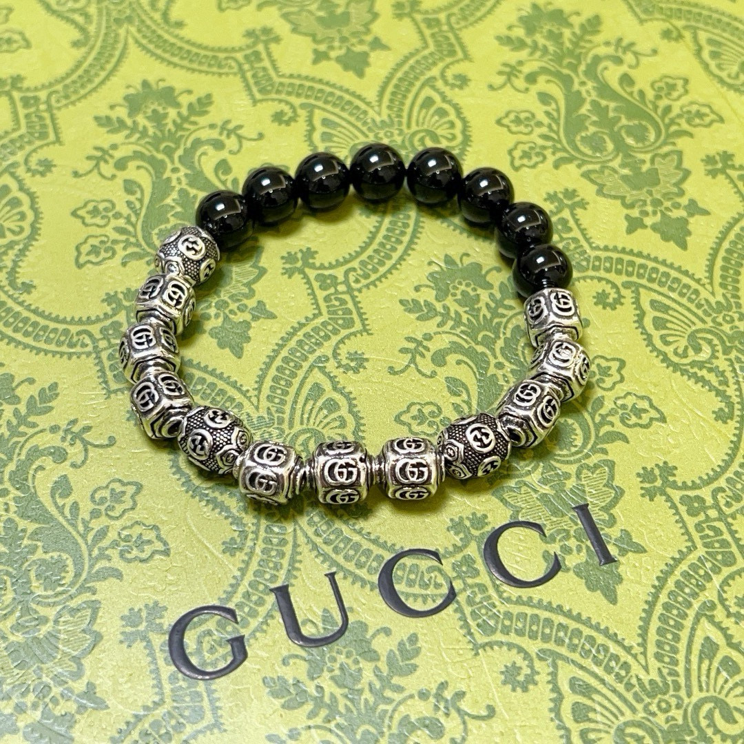 NO:380712,Buy Gucci bracelet luxury bracelets for men and women. The latest model full black agate beaded bracelets with higher grade. Stars same style. Anger Forest series double g retro Gucci bracelet. Size: 16-24 cm. Details are used to treat the version. Non-market bright style. This model is always available on the market. Gucci is popular in the hot-selling model. Very easy to match clothes, fine accessories, gucci, bracelet19860909批 古驰手链奢华手串 男女同款 最新款全件黑玛瑙串珠手链档次更高明星同款Anger Forest系列双g复古古驰手链 尺寸:16-24厘米 细节对版做旧处理 非市面亮面版型 非市面普通做这款一直在出 古驰里面热卖款 非常好搭配衣服,饰品精品,gucci,bracelet,Jewelry