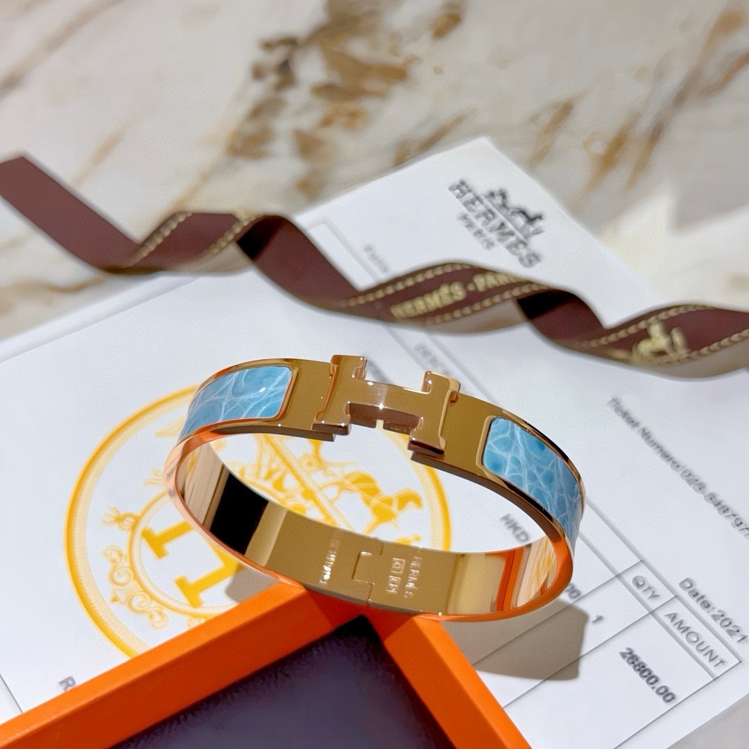 NO:380692,Batch. Real crocodile leather supports leather inspection Hermes Hermes bracelet v gold original customization Hermes bracelet The crocodile leather material craftsmanship tests the master's craftsmanship to ensure the color is handmade [color][color] v gold high-end customization Goddess Royal brand Hermes hot bracelet Super exquisite goddesses Stars Same style High-end real crocodile leather material, not often worn, no return or exchange after wearing it, K gold texture, Seiko pure handmade production is really good, jewelry quality, hermes, hermes, bracelet, crocodile skin19860909批. 真鳄鱼皮 支持验皮 Hermes 爱马仕手镯 v金原版定制 爱马仕手环 鳄鱼皮材质工艺太考验师傅的手艺了 要确保色泽手工制作好[色][色] v金高端定制 女神 皇者品牌爱马仕火爆手镯 超精赞各路女神 明星 同款 高端真鳄鱼皮材质,佩戴不常泡水 佩戴过不退换 k金质感,精工纯手工出品上手真的赞,饰品精品,hermes,hermes,bracelet,crocodile skin,Jewelry