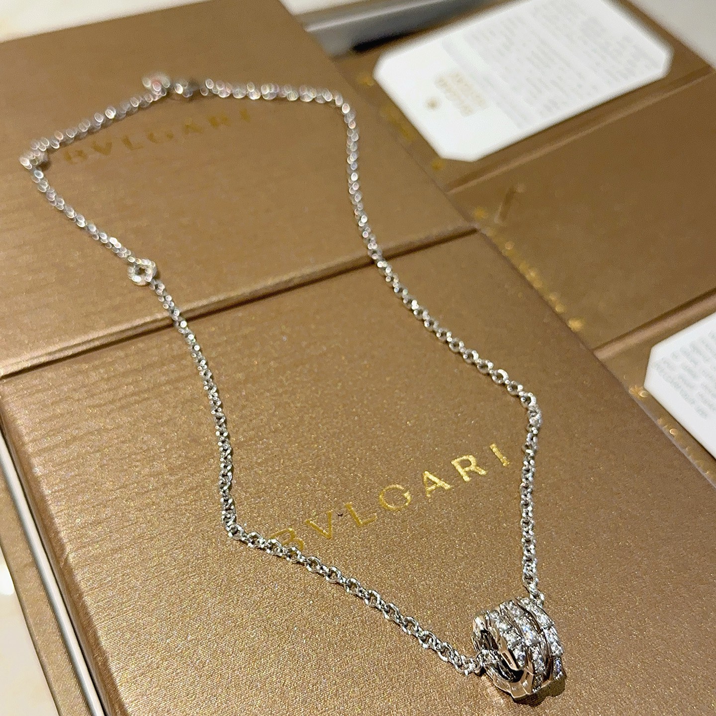 NO:380701,Bulgari necklace made of V gold BVLGARI DIVAS’ DREAM series Perfect appearance and invincible details. The unique color is completely impeccable, and is decorated with a classic ring shape design. It is simple but elegant and eye-catching. The combination of V gold makes the complexion more elegant and charming. The same style as men and women Bulgari necklace, jewelry boutique, bottega veneta, bvlgari, bvlgari, necklace19860909批.宝格丽项链V金材质 BVLGARI宝格丽 DIVAS‘ DREAM 系列 品相完美,细节无敌,那种独特的色泽完全无可挑剔,再缀以经典指环外形设计,简约之余却又优雅夺目,V金的组合更显气色,上身雅致动人.男女同款 宝格丽项链,饰品精品,bottega veneta,bvlgari,bvlgari,necklace,Jewelry