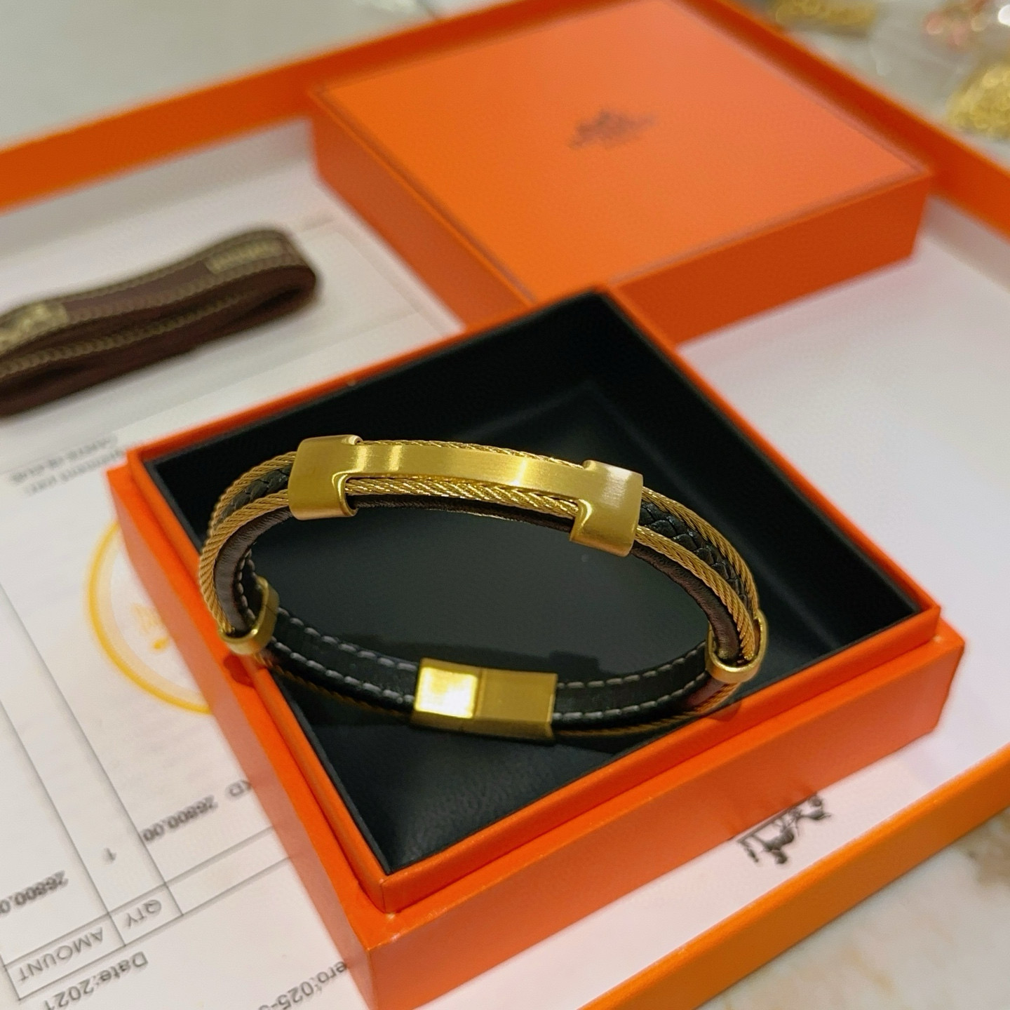 NO:381097,Batch New products are available. Hermes leather rope bracelet latest model is pure handmade leather material is higher grade. Stars same style. Anger Forest series Hermes bracelet classic series 18k gold bracelet. Details are used to treat the old version. Non-market sand-faced version. This model has been released. Hermes is selling very well. It is very easy to match trendy clothes, jewelry quality, hermes, bracelet19860909批 新品发售 爱马仕皮绳手环最新款纯手工皮材质档次更高明星同款Anger Forest系列爱马仕手链经典款系列18k金手链手绳 细节对版做旧处理 非市面沙面版型 这款一直在出 爱马仕里面热卖款 非常好搭配潮流衣服,饰品精品,hermes,bracelet,Jewelry
