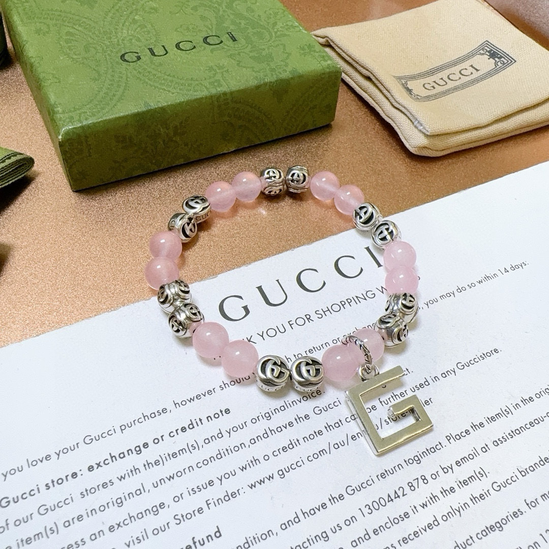 NO:381092,Buy Gucci bracelets are the same as men and women. The latest natural pink crystal bracelets are higher in grade. Stars are the same as Anger Forest series double g pink crystal bracelets. Size: 16-24 cm. Details are used to treat the old version. Non-market bright version. This one is always being made on the market. Gucci is popular in the hot-selling style. Very easy to match clothes, fine accessories, gucci, bracelet19860909批 古驰手链男女同款 最新款天然粉晶手链档次更高明星同款Anger Forest系列双g粉晶水晶手链 尺寸:16-24厘米 细节对版做旧处理 非市面亮面版型 非市面普通做这款一直在出 古驰里面热卖款 非常好搭配衣服,饰品精品,gucci,bracelet,Jewelry