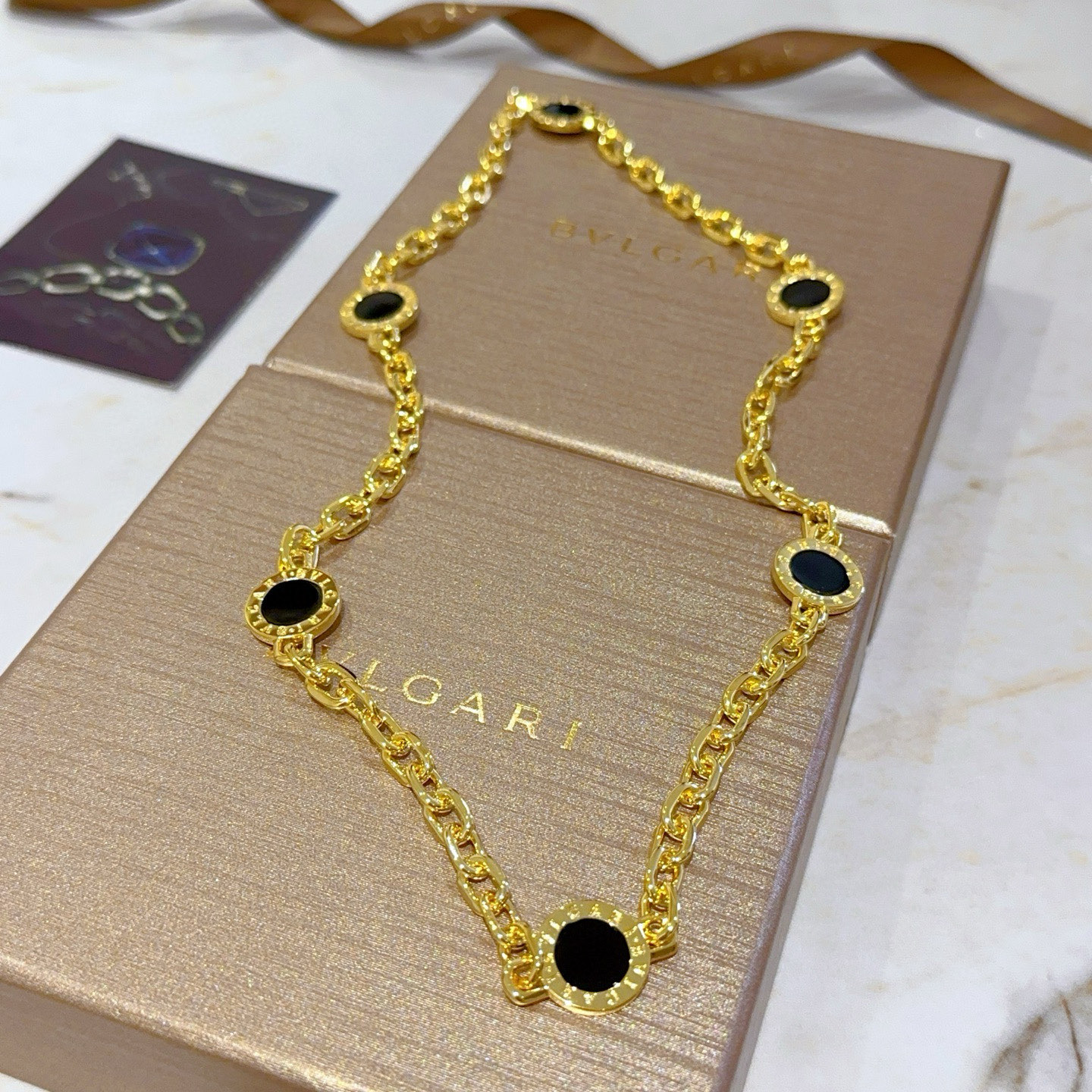 NO:381110,Bulgari necklace V gold material. BVLGARI DIVAS' DREAM snake head series perfect appearance and invincible details. The unique color is completely impeccable, and it is decorated with a classic ring shape design. It is simple but elegant and eye-catching, and the upper body is elegant and moving. The same style as men and women. Bulgari necklace, jewelry boutique, bottega veneta, bvlgari, bvlgari, necklace19860909批.宝格丽项链V金材质.BVLGARI宝格丽 DIVAS‘ DREAM 蛇头系列 品相完美,细节无敌,那种独特的色泽完全无可挑剔,再缀以经典指环外形设计,简约之余却又优雅夺目,上身雅致动人.男女同款 宝格丽项链,饰品精品,bottega veneta,bvlgari,bvlgari,necklace,Jewelry