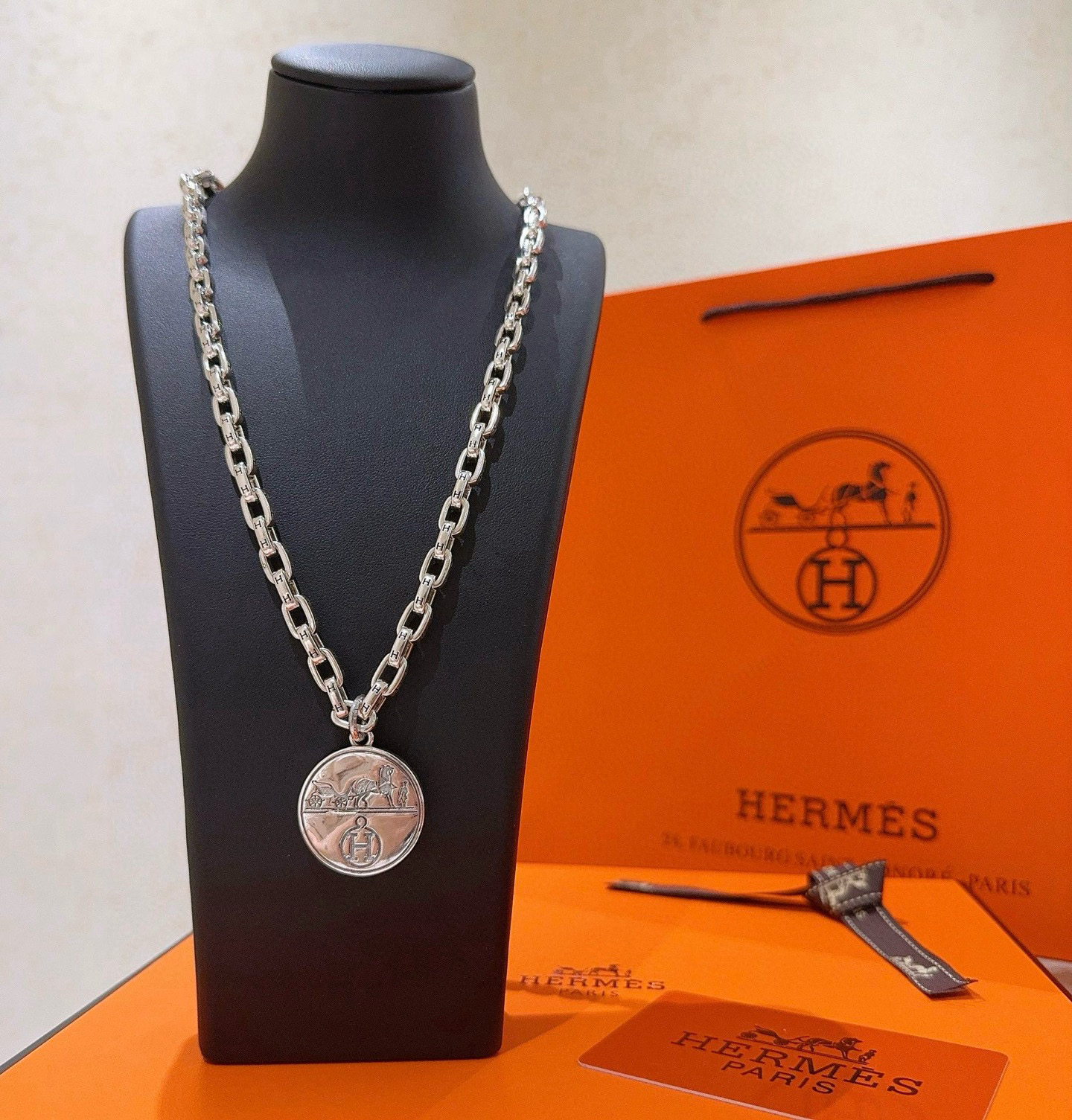 NO:381156,I'm really excited about it. HERMES Hermes necklace, Pig nose H necklace series jewelry, imported material customization. The material feel is really good. As expected, the classic styles of big brands are not greasy. Classic high-end chain matching, new products, simple and fashionable counters, full of high-end sense, hot products shipped, unique design, avant-garde, a must-have for men and women!  Suitable for all outfits, accessories, hermes, hermes, necklace19860909批.真的会心动 HERMES 爱马仕项链 猪鼻子H项链系列首饰 进口材质定制.实物质感是真的好 果然大牌的经典款百看不腻 高端链条经典搭配 新品 简单时尚专柜一致 高级感满满 火爆款出货 设计独特 前卫 男女必备款！适合所有穿搭,饰品精品,hermes,hermes,necklace,Jewelry