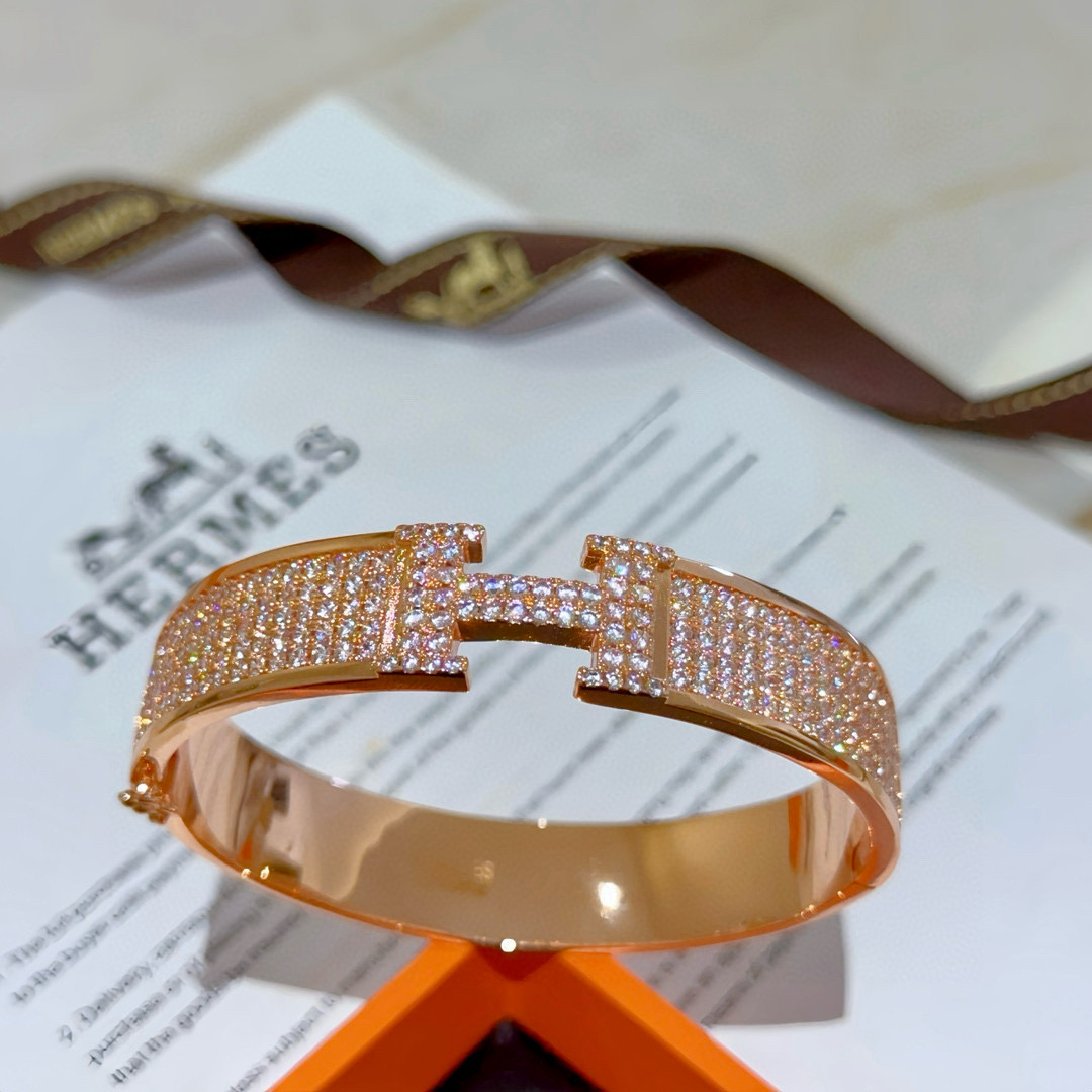 NO:381139,Batch. Hermes Hermes bracelet Original customization Wide version bracelet The Mossanite diamond craftsmanship is too testing the master's craftsmanship. It is necessary to ensure that the color is handmade. [color] [color] V gold high-end customization Goddess. All Hermes hot bracelets are super exquisite and all kinds of goddesses. Stars. The same style. High-end franc material, k gold texture, Seiko pure handmade products are really good, jewelry quality, hermes, hermes, bracelet19860909批. Hermes 爱马仕手镯 原版定制 宽版手环 莫桑钻工艺太考验师傅的手艺了 要确保色泽手工制作好[色][色] V金高端定制 女神 都爱爱马仕火爆手镯 超精赞各路女神 明星 同款 高端法郎材质,k金质感,精工纯手工出品上手真的赞,饰品精品,hermes,hermes,bracelet,Jewelry
