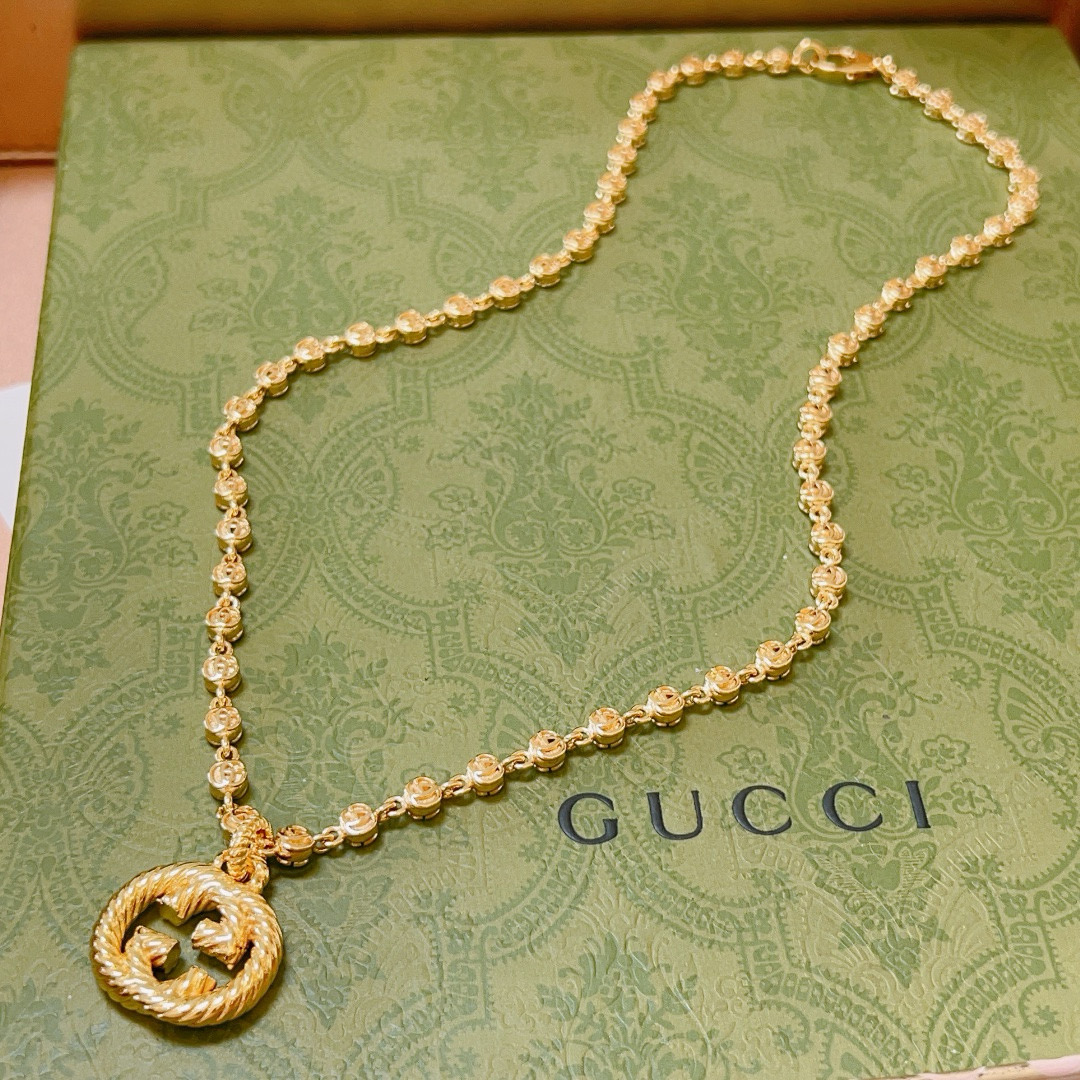 NO:382603,The latest model of Gucci necklace has higher chain grade, star style Anger Forest series double G Gucci necklace with chain length 60 cm Gucci double G gold necklace without fading Details are used for the old version Non-market glossy style This model has been released. Gucci is very good to match with trendy clothes, fine accessories, gucci, necklace19860909批 古驰项链最新款链条档次更高明星同款Anger Forest系列双G古驰项链 链长60厘米 古驰双G金色项链 不退色 细节对版做旧处理 非市面亮面版型 这款一直在出 古驰里面热卖款 非常好搭配潮流衣服,饰品精品,gucci,necklace,Jewelry