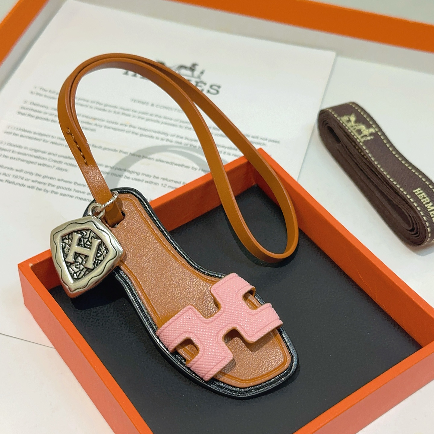 NO:381501,Purchase. New Hermes bag hanging keychain thickened version, Platinum version. Hermes slippers high-end precision version [color][color] Many internet celebrities same style. Hermes hanging keychain tests the master's craftsmanship. It is not simple to ensure that every detail is in place. High-end customization, same style for men and women, Hermes is popular 1:1 super exquisite star. The same style k gold texture, precision high-end craftsmanship is created. Car keychain is really awesome, jewelry quality, hermes, hermes, slippers, keychain19860909批.新款Hermes爱马仕包包挂饰钥匙扣加厚版 铂金版.爱马仕拖鞋高级精工版[色][色]众多网红同款 爱马仕挂饰钥匙扣太考验师傅的手艺了 要确保每个细节都到位不简单[色][色] 高端定制 男女同款 爱马仕火爆 1:1超精赞明星 同款 k金质感,精工高端工艺打造出炉. 车钥匙扣上真的赞爆,饰品精品,hermes,hermes,slippers,keychain,Jewelry