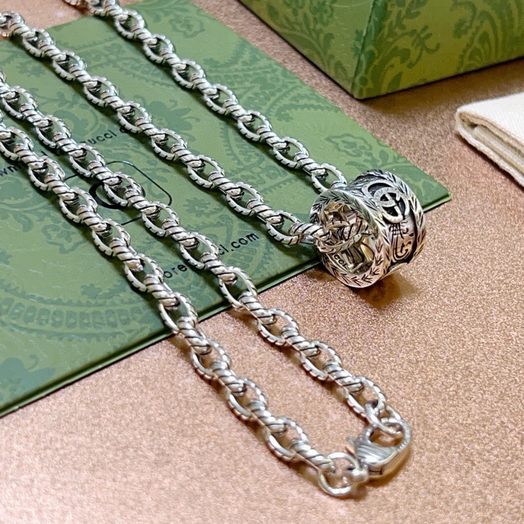 NO:381510,The latest model of Gucci necklace is higher in chain grade, star style, the same style Anger Forest series double G Gucci necklace, chain length 60 cm Gucci retro series new model, details are used to treat the version, non-market glossy version, this model has been released, Gucci is popular in it, very easy to match with trendy clothes, jewelry quality, gucci, necklace19860909批 古驰项链最新款链条档次更高明星同款Anger Forest系列双G古驰项链 链长60厘米古驰复古系列新款 细节对版做旧处理 非市面亮面版型 这款一直在出 古驰里面热卖款 非常好搭配潮流衣服,饰品精品,gucci,necklace,Jewelry