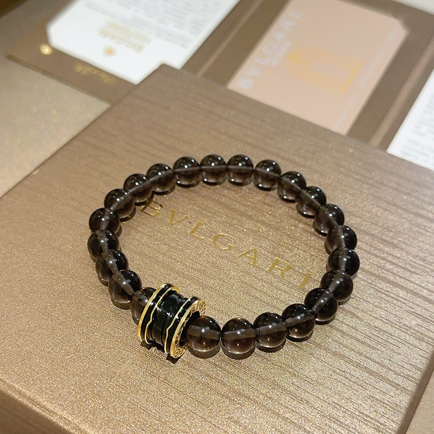 NO:381517,Bulgari bracelet V gold material BVLGARI DIVAS' DREAM series Natural tea crystals Perfect appearance and invincible details. The unique color is completely impeccable, and is decorated with a classic ring shape design. It is simple but elegant and eye-catching. The pure handmade combination of V gold makes the complexion look more elegant and attractive. The same style as men and women Bulgari bracelet size: 18 20 22 24 cm, fine jewelry, bottega veneta, bvlgari, bvlgari, bracelet19860909批.宝格丽手链V金材质 BVLGARI宝格丽 DIVAS‘ DREAM 系列 天然茶晶 品相完美,细节无敌,那种独特的色泽完全无可挑剔,再缀以经典指环外形设计,简约之余却又优雅夺目,V金纯手工的组合更显气色,上手雅致动人.男女同款 宝格丽手链尺寸:18 20 22 24厘米,饰品精品,bottega veneta,bvlgari,bvlgari,bracelet,Jewelry