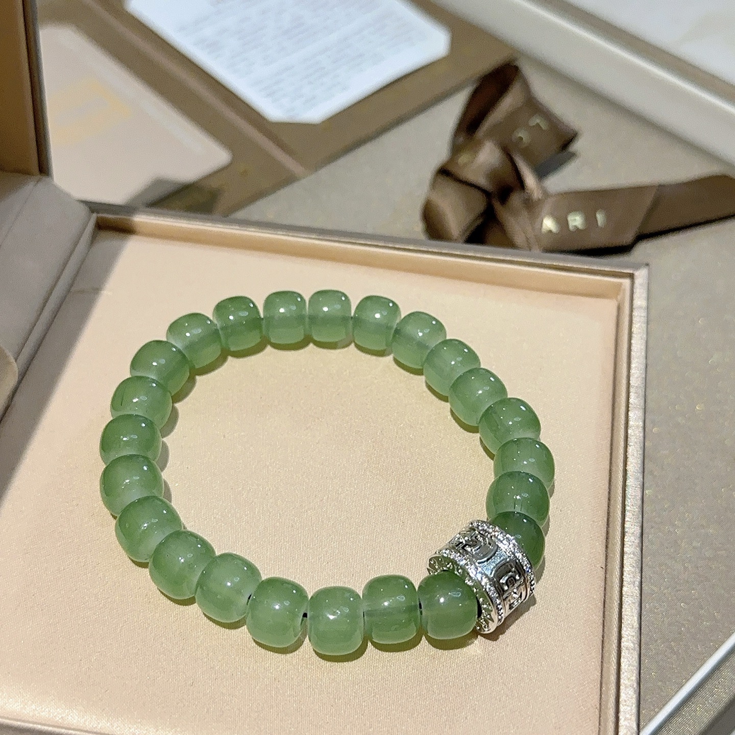 NO:381523,Bulgari bracelet V gold material BVLGARI DIVAS' DREAM series Natural green sandalwood barrel stone Perfect appearance and invincible details. The unique color is completely impeccable, and is decorated with a classic ring shape design. It is simple but elegant and eye-catching. The pure handmade combination of V gold makes the complexion look more elegant and attractive. The same style as men and women Bulgari bracelet size: 18 20 22 24 cm, fine jewelry, bottega veneta, bvlgari, bvlgari, bracelet19860909批.宝格丽手链V金材质 BVLGARI宝格丽 DIVAS‘ DREAM 系列 天然绿檀木桶石 品相完美,细节无敌,那种独特的色泽完全无可挑剔,再缀以经典指环外形设计,简约之余却又优雅夺目,V金纯手工的组合更显气色,上手雅致动人.男女同款 宝格丽手链尺寸:18 20 22 24厘米,饰品精品,bottega veneta,bvlgari,bvlgari,bracelet,Jewelry