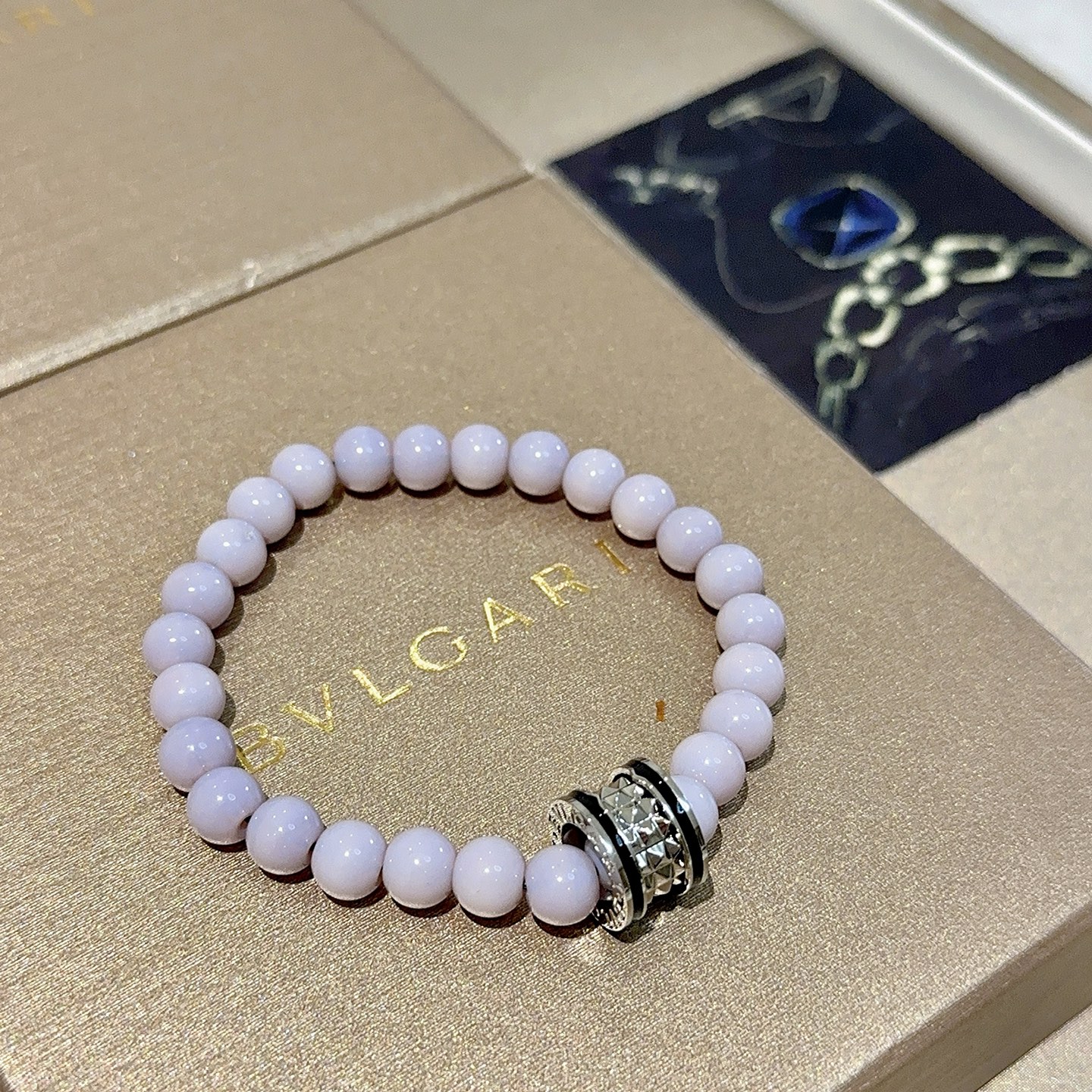 NO:381532,Bulgari bracelet V gold material BVLGARI DIVAS' DREAM series Natural cylindrical perfect appearance and invincible details. The unique color is completely impeccable, and is decorated with a classic ring shape design. It is simple but elegant and eye-catching. The pure handmade combination of V gold makes the complexion look more elegant and attractive. The same style as men and women Bulgari bracelet size: 18 20 22 24 cm, jewelry quality, bottega veneta, bvlgari, bvlgari, bracelet19860909批.宝格丽手链V金材质 BVLGARI宝格丽 DIVAS‘ DREAM 系列 天然紫云石 品相完美,细节无敌,那种独特的色泽完全无可挑剔,再缀以经典指环外形设计,简约之余却又优雅夺目,V金纯手工的组合更显气色,上手雅致动人.男女同款 宝格丽手链尺寸:18 20 22 24厘米,饰品精品,bottega veneta,bvlgari,bvlgari,bracelet,Jewelry