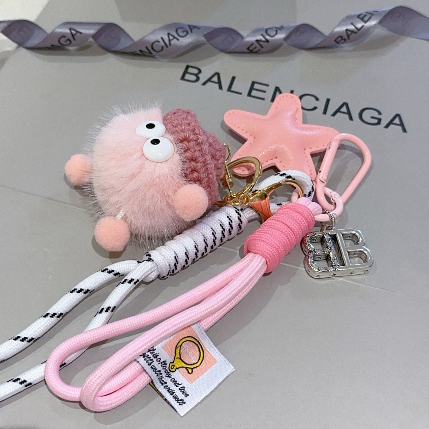 NO:381530,New products released Balenciaga bag hanging keychain Balenciaga keychain The latest bag hanging decoration is higher grade star style classic co-branded design concept keychain series Detailed version aging Non-market glossy version This model has been released. Balenciaga is very easy to match with trendy backpacks, jewelry quality, balenciaga, backpacks, keychain19860909批新品发布 巴黎世家包包挂饰钥匙扣 巴黎世家钥匙扣 最新款包包挂饰档次更高明星同款 经典款联名设计理念钥匙扣系列 细节对版做旧处理 非市面亮面版型 这款一直在出 巴黎世家里面热卖款 非常好搭配潮流背包,饰品精品,balenciaga,backpacks,keychain,Jewelry