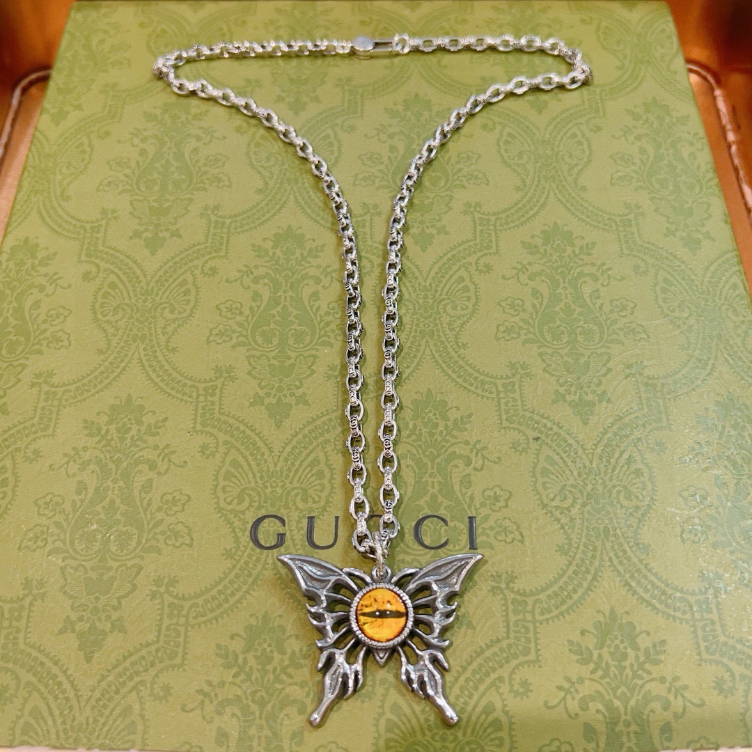 NO:381525,The latest model of Gucci necklaces is higher in chain grade, star style, the same style, Anger Forest series, the classic butterfly tiger eye necklace series, retro silver necklace, chain length 60 cm, length can be changed, details are used to treat the version, non-market glossy style, this model has been released, Gucci is popular in it, very easy to match with trendy clothes, jewelry quality, gucci, necklace19860909批古驰项链最新款链条档次更高明星同款Anger Forest系列双G经典款蝴蝶虎眼项链系列复古银项链 链长60厘米可改长度 细节对版做旧处理 非市面亮面版型 这款一直在出 古驰里面热卖款 非常好搭配潮流衣服,饰品精品,gucci,necklace,Jewelry