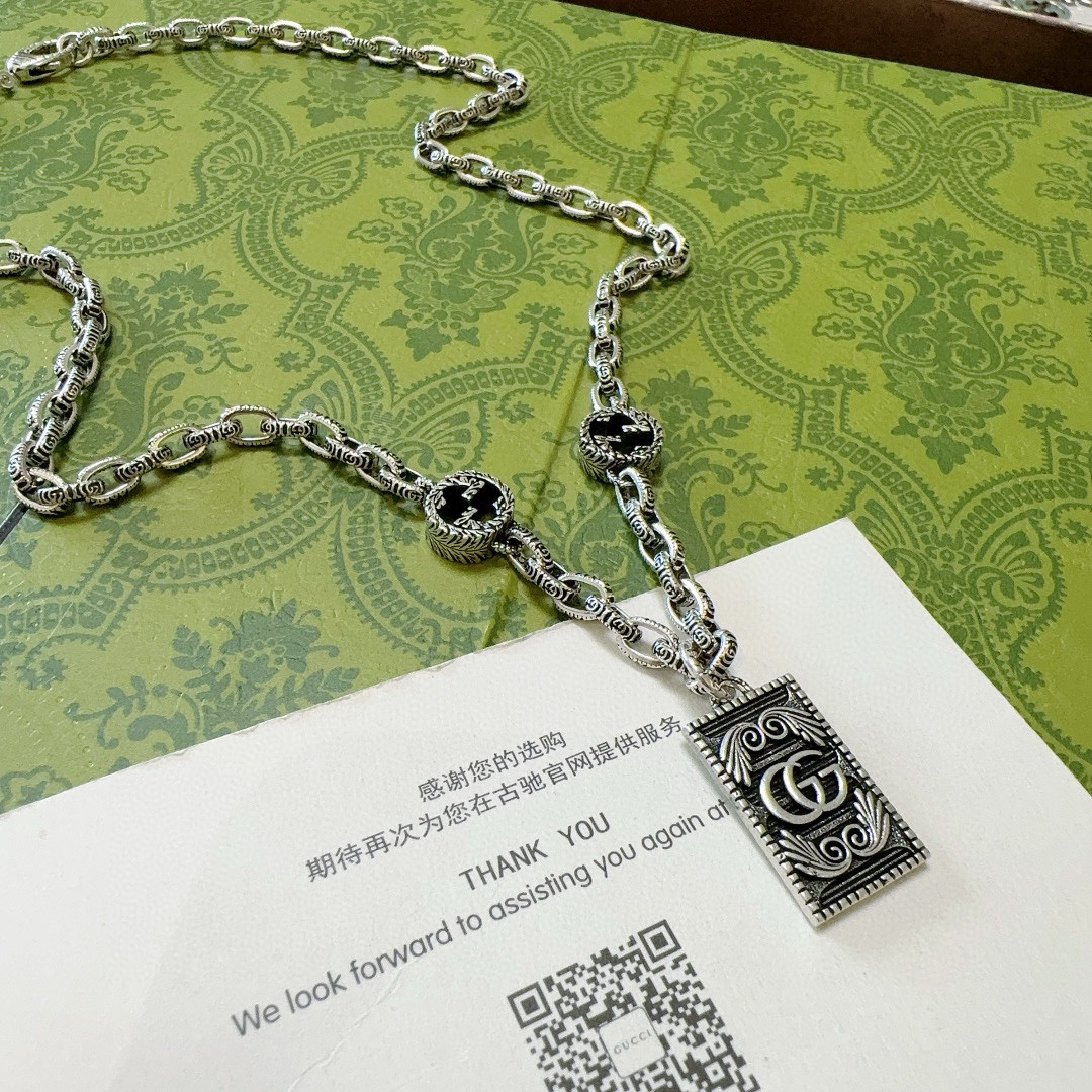 NO:381559,New products are released. The latest model of Gucci necklace is higher in chain grade. Stars. The same style. Anger Forest series. Double G classic Gucci top model. Art design concept. Palace necklace series. Retro literary necklace. Clothing instantly high-end. Details are treated with K gold. Non-market glossy style. This model has been released. Gucci is very popular. It is very easy to match trendy clothes, jewelry quality, gucci, necklace.19860909批新品发布 古驰项链最新款链条档次更高明星同款Anger Forest系列双G经典款古驰上衣模型艺术设计理念宫廷项链系列复古文艺项链服饰瞬间高级感 细节对版K金处理 非市面亮面版型 这款一直在出 古驰里面热卖款 非常好搭配潮流衣服,饰品精品,gucci,necklace,Jewelry