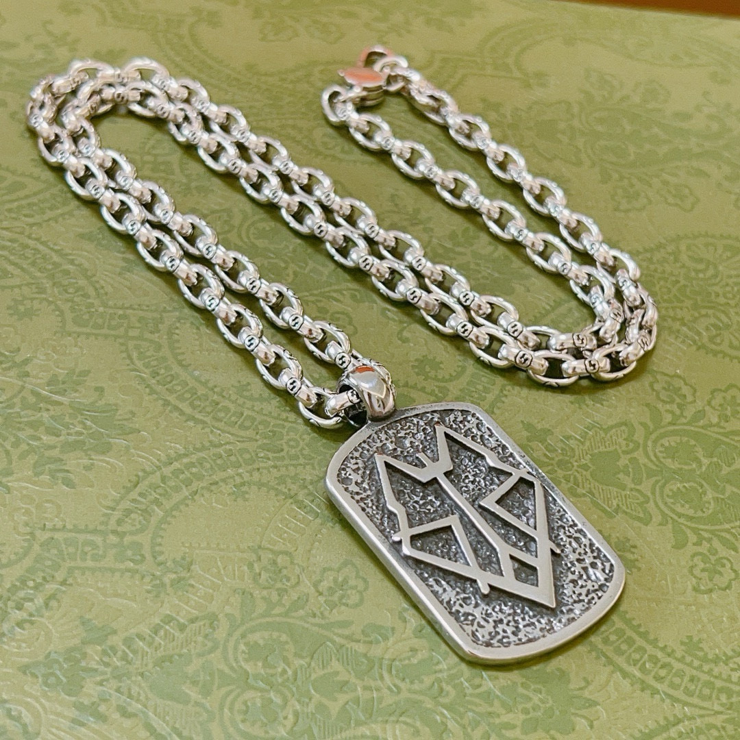 NO:381542,Comment: Too handsome. The latest model of Gucci necklace is higher in chain grade. Stars have the same classic style. Anger Forest series double G Gucci necklace. The chain length is 60 cm. The length can be changed. Details are used to treat the version. Non-market glossy style. This model has been released. Gucci is very easy to match with trendy clothes, fine accessories, gucci, necklace19860909批 太帅啦 古驰项链最新款链条档次更高明星同款经典款Anger Forest系列双G古驰项链 链长60厘米可改长度 细节对版做旧处理 非市面亮面版型 这款一直在出 古驰里面热卖款 非常好搭配潮流衣服,饰品精品,gucci,necklace,Jewelry