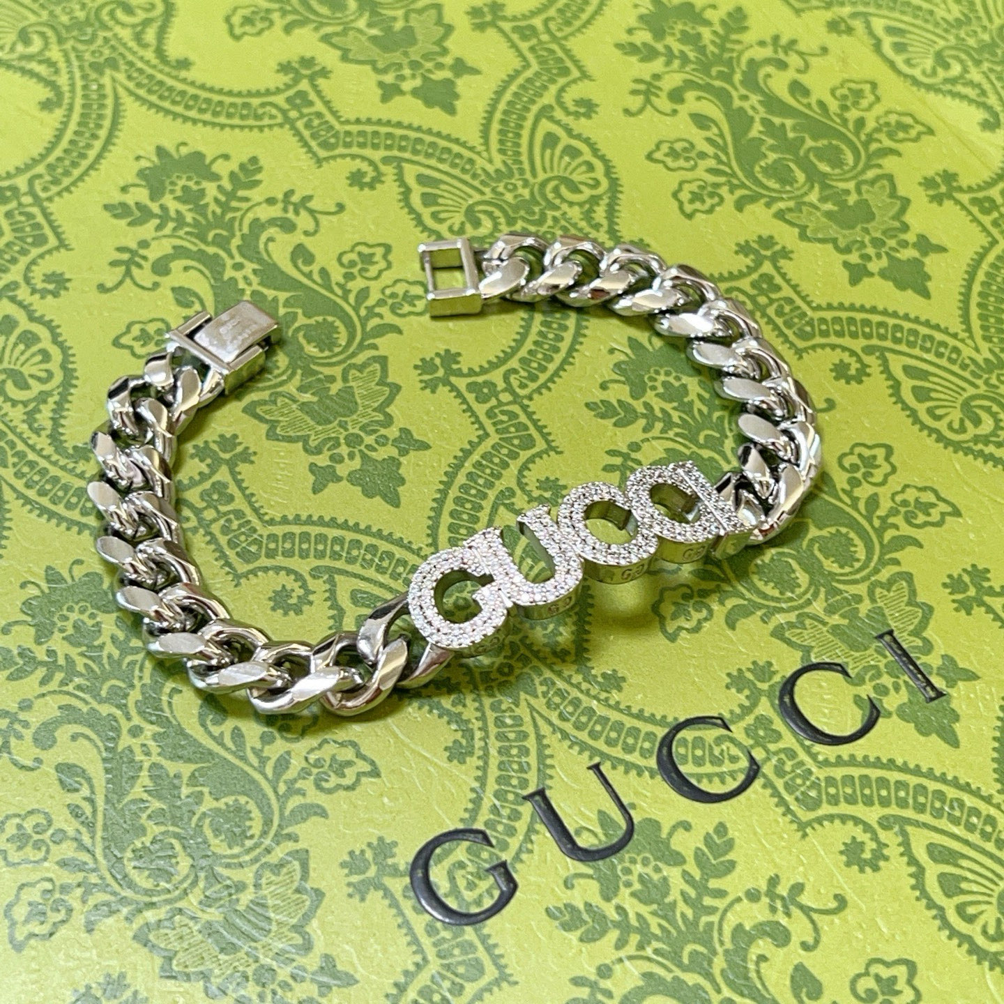 NO:382620,. The latest release of Gucci Gucci bracelets. The latest classic style is exquisite, regardless of style or texture. You can understand the original logo at a glance. Super nice. The best choice for matching clothes. It is a must-have artifact for men and women. The number of codes is 18.20.22.24 cm. You can also change other sizes, jewelry quality, gucci, gucci, bracelet19860909批. 最新出炉 Gucci古驰手链最新款的经典款 精致无论款式 质感 都是绝对的顶尖feel 只要看一眼就懂了原版logo 超 nice 搭配衣服最佳的选择,男女同款必备神器 码数18.20.22.24厘米 还可以改其他尺寸,饰品精品,gucci,gucci,bracelet,Jewelry