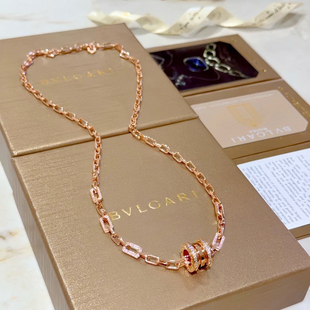 NO:382648,Bulgari necklace V gold material. BVLGARI DIVAS' DREAM series. Perfect appearance and invincible details. The unique color is completely impeccable. It is decorated with a classic ring shape design. It is simple but elegant and eye-catching. The combination of platinum diamonds inlaid with diamonds makes the upper body look more elegant and moving. The same style as men and women. Bulgari necklace, jewelry boutique, bottega veneta, bvlgari, bvlgari, necklace19860909批.宝格丽项链V金材质 .BVLGARI宝格丽 DIVAS‘ DREAM 系列 品相完美,细节无敌,那种独特的色泽完全无可挑剔,再缀以经典指环外形设计,简约之余却又优雅夺目,铂金镶嵌钻石的组合更显气色,上身雅致动人.男女同款 宝格丽项链,饰品精品,bottega veneta,bvlgari,bvlgari,necklace,Jewelry