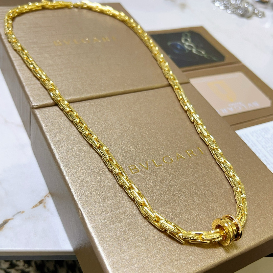 NO:382668,Bulgari necklace made of V gold BVLGARI DIVAS’ DREAM series Perfect appearance and invincible details. The unique color is completely impeccable, and is decorated with a classic ring shape design. It is simple but elegant and eye-catching. The combination of V gold makes the complexion more elegant and charming. The same style as men and women Bulgari necklace, jewelry boutique, bottega veneta, bvlgari, bvlgari, necklace19860909批.宝格丽项链V金材质 BVLGARI宝格丽 DIVAS‘ DREAM 系列 品相完美,细节无敌,那种独特的色泽完全无可挑剔,再缀以经典指环外形设计,简约之余却又优雅夺目,V金的组合更显气色,上身雅致动人.男女同款 宝格丽项链,饰品精品,bottega veneta,bvlgari,bvlgari,necklace,Jewelry