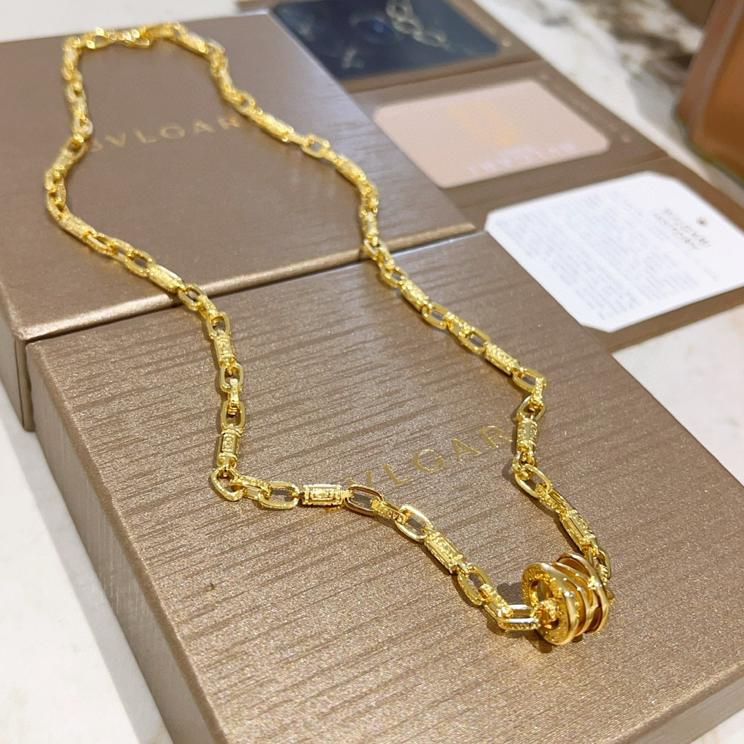 NO:382684,Bulgari necklace V gold material BVLGARI DIVAS’ DREAM series Perfect appearance and invincible details. The unique color is completely impeccable, and is decorated with a classic ring shape design. It is simple but elegant and eye-catching. The combination of V gold makes the complexion more elegant and charming. The same style as men and women Bulgari necklace, jewelry boutique, bottega veneta, bvlgari, bvlgari, necklace19860909批 宝格丽项链V金材质 BVLGARI宝格丽 DIVAS‘ DREAM 系列 品相完美,细节无敌,那种独特的色泽完全无可挑剔,再缀以经典指环外形设计,简约之余却又优雅夺目,V金的组合更显气色,上身雅致动人.男女同款 宝格丽项链,饰品精品,bottega veneta,bvlgari,bvlgari,necklace,Jewelry