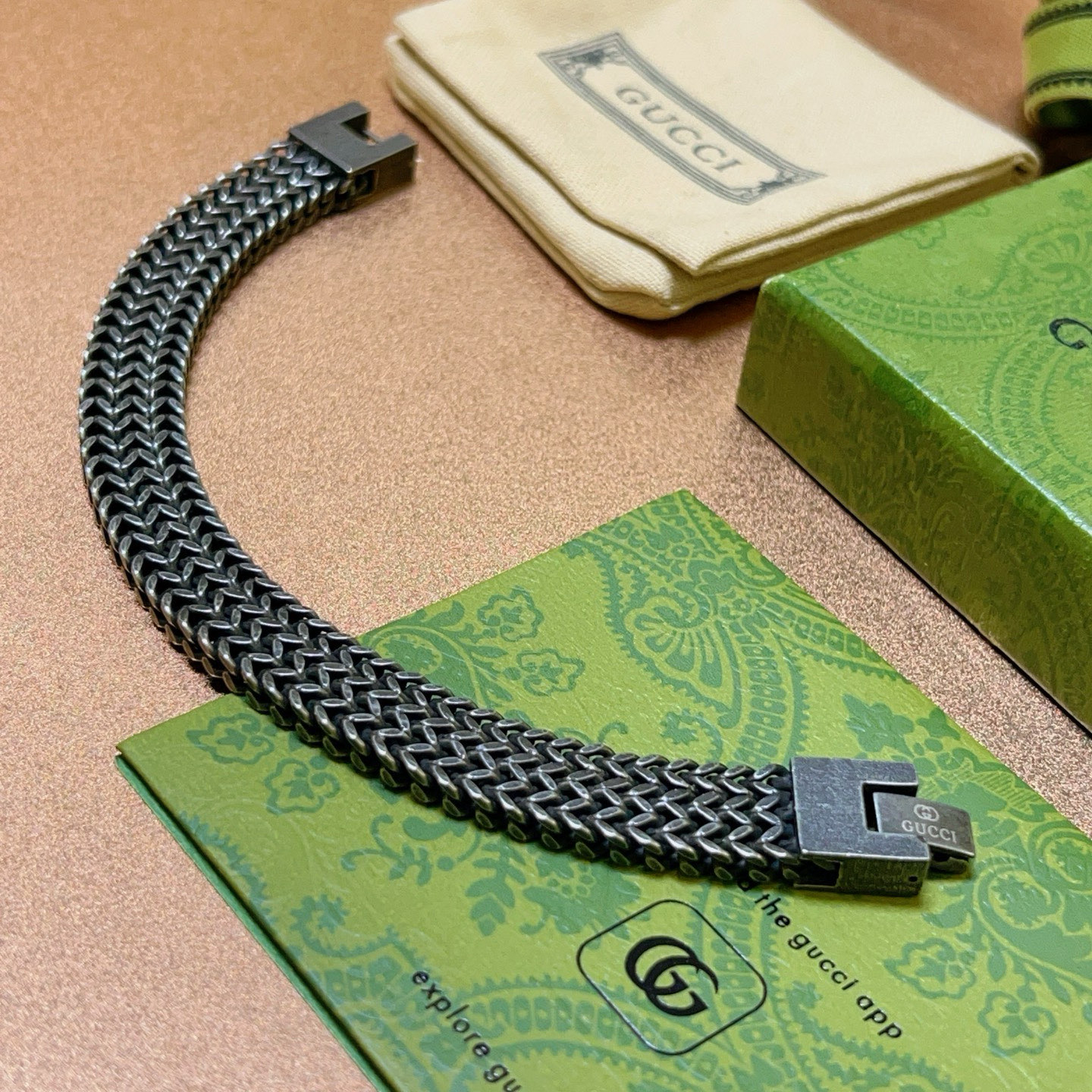 NO:382695,. Gucci recommended models 2025 are released. The latest classic model of Gucci bracelets. Exquisite, regardless of style or texture, is absolutely top feel. Just take a look and you can understand the original logo. Super nice. The best choice for matching clothes. It is a must-have artifact for men and women. Simple and atmospheric, low-key and luxurious, and boutique jewelry, gucci, gucci, bracelet19860909批 . 古驰推荐款2025最新出炉 Gucci古驰手链最新款的经典款 精致无论款式 质感 都是绝对的顶尖feel 只要看一眼就懂了原版logo 超 nice 搭配衣服最佳的选择,男女同款必备神器 简单又大气,低调显奢华,饰品精品,gucci,gucci,bracelet,Jewelry