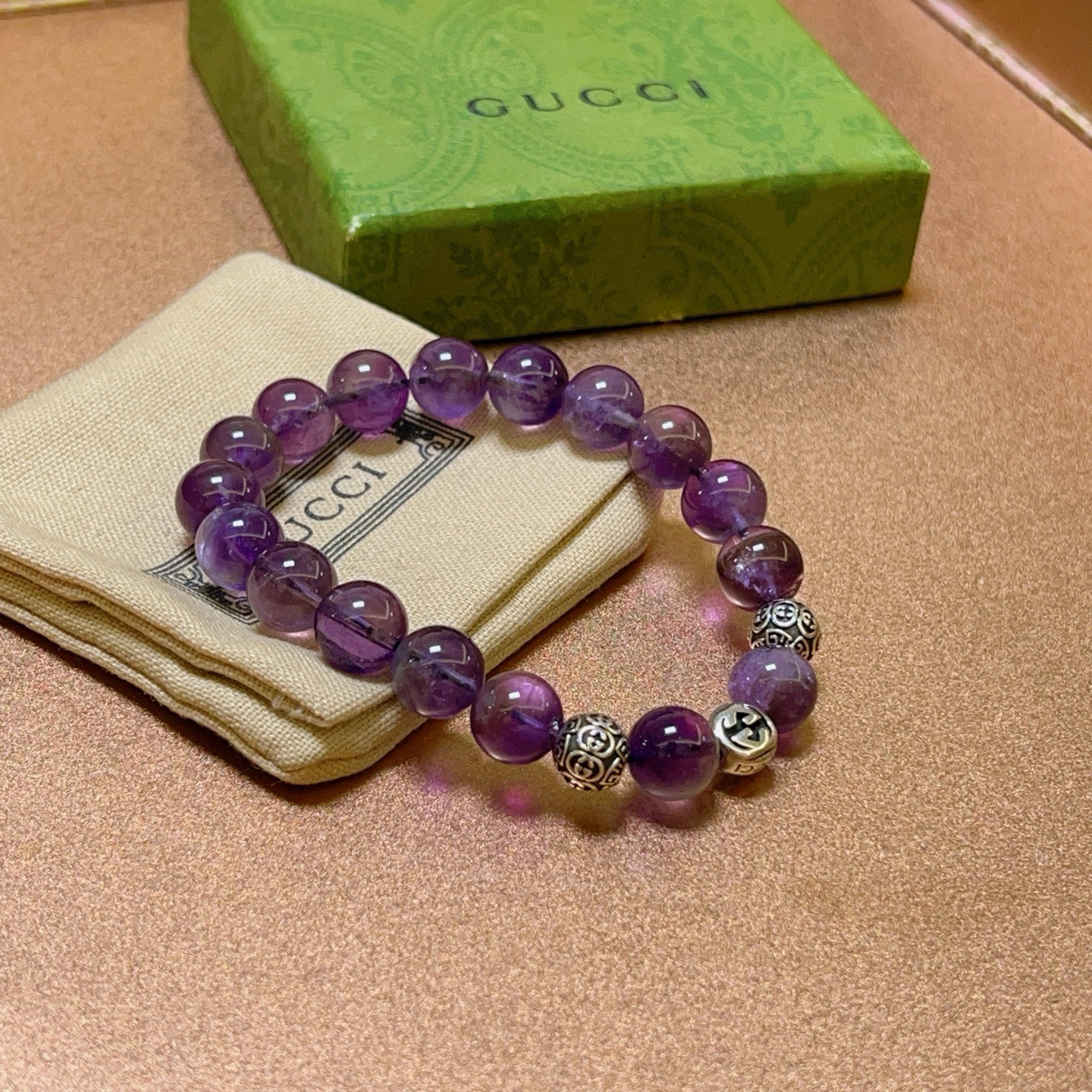 NO:382700,The new product is officially announced to be launched. Gucci bracelets are the same as men and women. The latest natural stone amethyst bracelet is higher in grade. Stars are the same as Anger Forest series double g bracelets. Size: 16-24 cm. Details are used to treat the old version. Non-market bright version. This one is always being made on the market. Gucci is the best-selling model. Very easy to match clothes, fine accessories, gucci, bracelet19860909批 新品发布官宣上市 古驰手链男女同款 最新款天然石紫晶手链档次更高明星同款Anger Forest系列双g手链 尺寸:16-24厘米 细节对版做旧处理 非市面亮面版型 非市面普通做这款一直在出 古驰里面热卖款 非常好搭配衣服,饰品精品,gucci,bracelet,Jewelry
