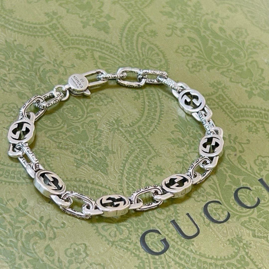 NO:382705,. The latest release of Gucci Gucci bracelets. The latest classic style is exquisite, regardless of style or texture. You can understand the original logo at a glance. Super nice. The best choice for matching clothes. It is a must-have artifact for men and women. The number of codes is 18.20.22.24 cm. Premium accessories, gucci, gucci, bracelet19860909批. 最新出炉 Gucci古驰手链最新款的经典款 精致无论款式 质感 都是绝对的顶尖feel 只要看一眼就懂了原版logo 超 nice 搭配衣服最佳的选择,男女同款必备神器 码数18.20.22.24厘米,饰品精品,gucci,gucci,bracelet,Jewelry