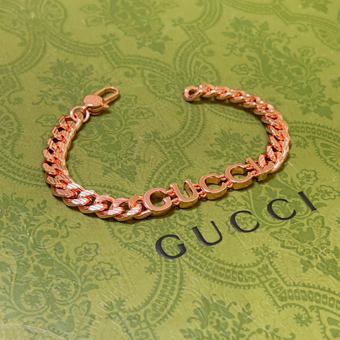 NO:382713,. Gucci New Year of the Snake New Model 2025 is released. The latest classic model of Gucci Gucci bracelet is exquisite, regardless of style or texture. It is absolutely top feel. Just take a look and you can understand the original logo. Super nice. The most suitable choice for matching clothes. It is a must-have artifact for men and women. Number of codes 18 20 22 24 cm. Simple and atmospheric, low-key and luxurious, fine jewelry, gucci, gucci, bracelet19860909批 . 古驰蛇年新款推荐款2025最新出炉 Gucci古驰手链最新款经典款 精致无论款式 质感 都是绝对的顶尖feel 只要看一眼就懂了原版logo 超 nice 搭配衣服最适合的选择,男女同款必备神器 码数18 20 22 24厘米 简单又大气,低调显奢华,饰品精品,gucci,gucci,bracelet,Jewelry
