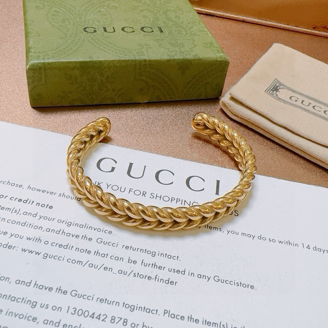 NO:384803,Gucci bracelet bracelets Gucci pure handmade latest bracelets with higher grades Celebrity Anger Forest series Double G classic series retro silver Gucci bracelet Details are used to treat versions, non-market glossy styles This model has been released. Gucci is very easy to match with trendy clothes, fine accessories, gucci, bracelet19860909批.古驰手镯手环古银纯手工打造最新款手镯档次更高明星同款Anger Forest系列双G经典款系列复古银古驰手环 细节对版做旧处理 非市面亮面版型 这款一直在出 古驰里面热卖款 非常好搭配潮流衣服,饰品精品,gucci,bracelet,Jewelry