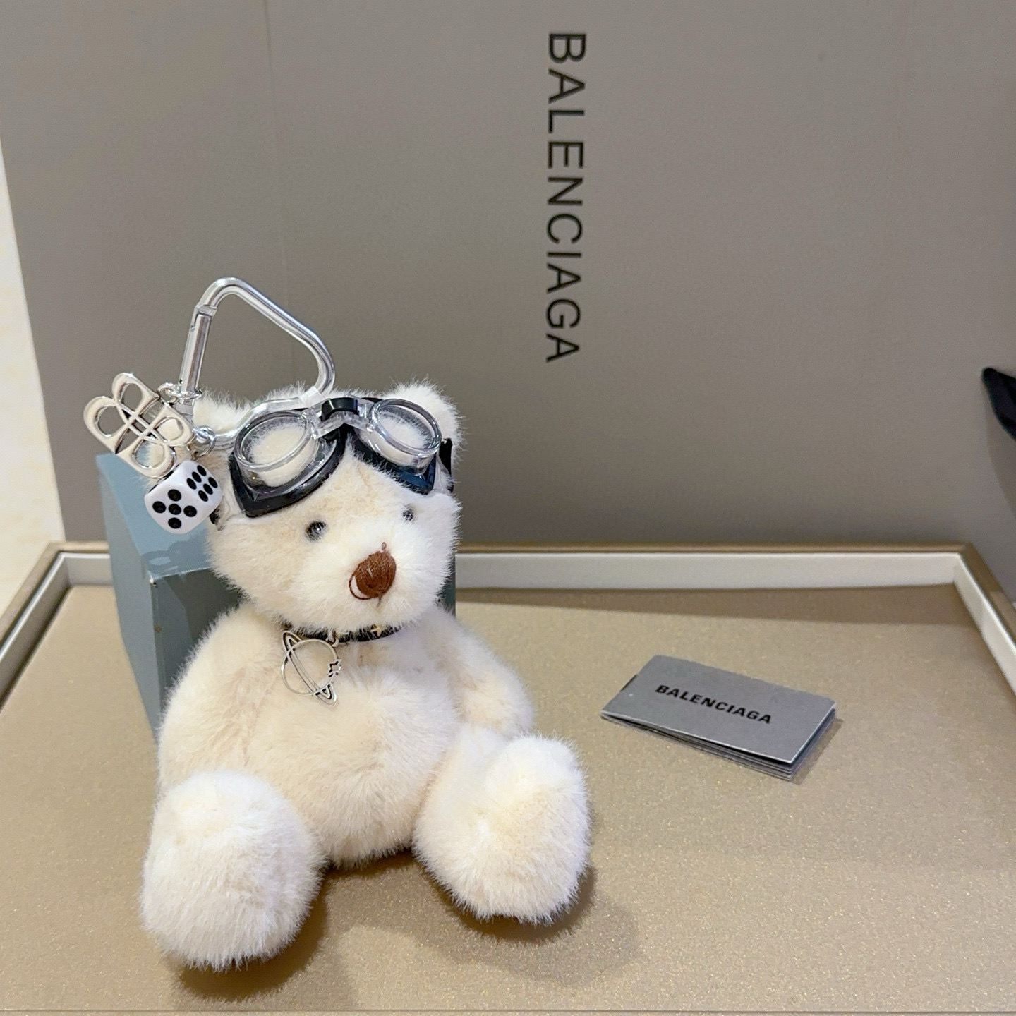 NO:384761,New products released Balenciaga bag hanging keychain Balenciaga keychain The latest bag hanging decoration is higher grade star style classic co-branded design concept keychain series Detailed version aging Non-market glossy version This model has been released. Balenciaga is very easy to match with trendy backpacks, jewelry quality, balenciaga, backpacks, keychain19860909批新品发布 巴黎世家包包挂饰钥匙扣 巴黎世家钥匙扣 最新款包包挂饰档次更高明星同款 经典款联名设计理念钥匙扣系列 细节对版做旧处理 非市面亮面版型 这款一直在出 巴黎世家里面热卖款 非常好搭配潮流背包,饰品精品,balenciaga,backpacks,keychain,Jewelry