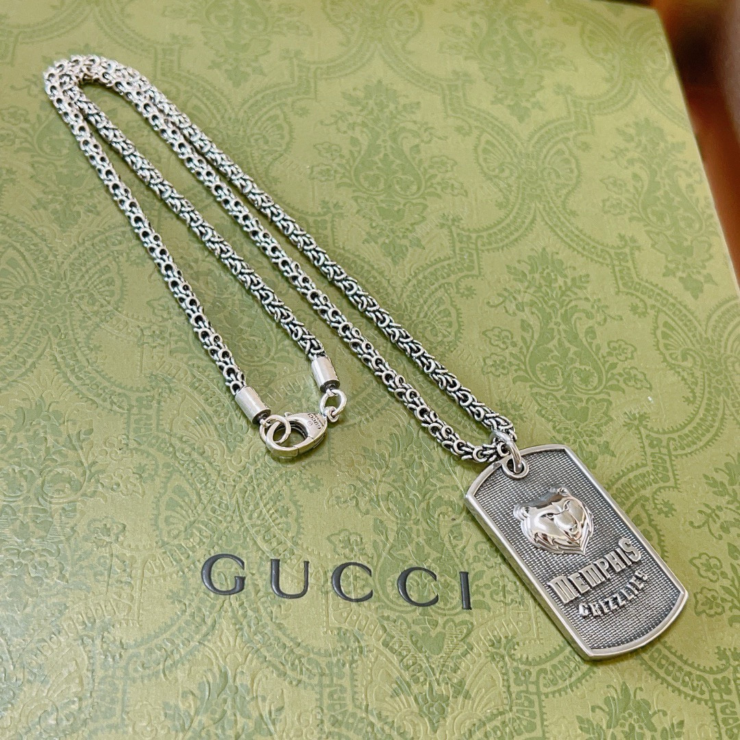 NO:384826,Comment: Too handsome. The latest model of Gucci necklace is higher in chain grade. Stars have the same classic model Gucci Anger Forest series double G Gucci necklace. Details are used to treat the version. Non-market glossy style. This model has been released. Gucci is very easy to match with trendy clothes, fine accessories, gucci, necklace19860909批 太帅啦 古驰项链最新款链条档次更高明星同款经典款古驰Anger Forest系列双G古驰项链 细节对版做旧处理 非市面亮面版型 这款一直在出 古驰里面热卖款 非常好搭配潮流衣服,饰品精品,gucci,necklace,Jewelry