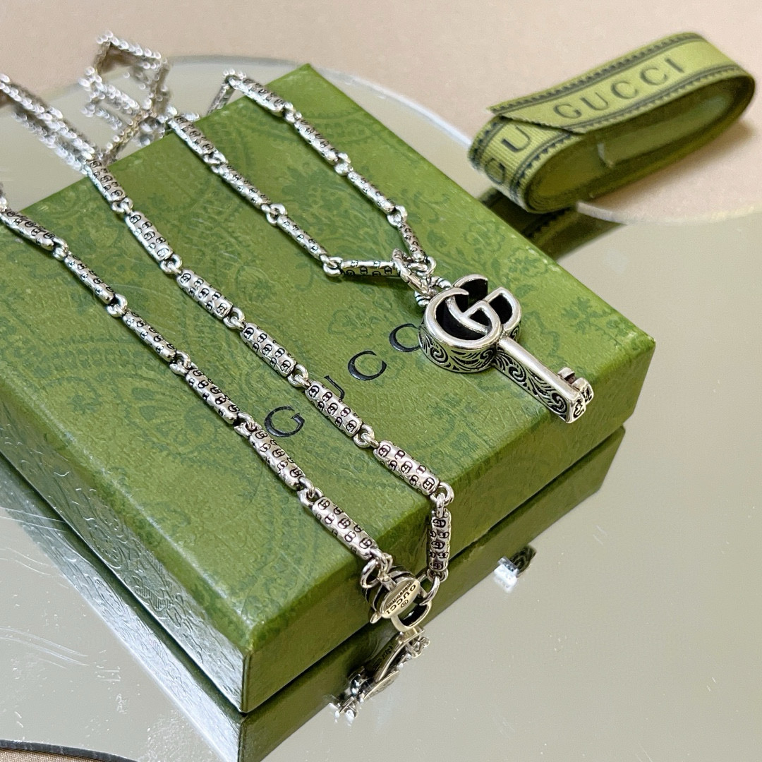 NO:384843,Batch: New products are released without any explosion. The first choice for online celebrities selling goods on Douyin. The latest model of Gucci necklace is higher in chain grade. Celebrities have the same style. Anger Forest series double g retro key pendant high-end necklace. Make high-end clothes more elegant and more brand-name and personality when going out. Details are used to treat the version. Non-market glossy style. This model has been released. Gucci is very good at matching. Premium accessories, gucci, necklace19860909批 新品发布不爆不发 抖音带货网红首选 古驰项链最新款链条档次更高明星同款Anger Forest系列双g复古钥匙吊坠高端项链 让高档的衣服搭配更有气质 出去更有牌面和个性 细节对版做旧处理 非市面亮面版型 这款一直在出 古驰里面热卖款 非常好搭配,饰品精品,gucci,necklace,Jewelry
