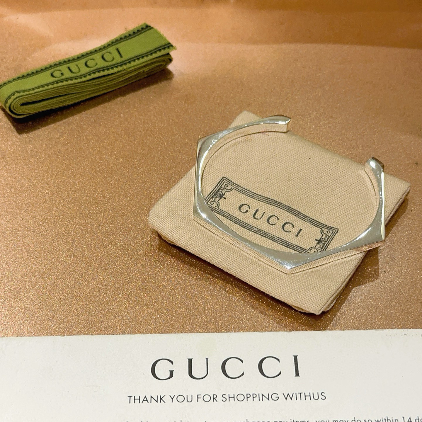 NO:384854,Gucci bracelet bracelets are hand-made to create the latest bracelets with higher grades. Celebrities have the same style. Anger Forest series, dual G classic series. The details are used to treat the versions. Non-market glossy versions. This model has been released. Gucci is very easy to match with trendy clothes, high-quality accessories, gucci, bracelet19860909批.古驰手镯手环纯手工打造最新款手镯档次更高明星同款Anger Forest系列双G经典款系列古驰手环 细节对版做旧处理 非市面亮面版型 这款一直在出 古驰里面热卖款 非常好搭配潮流衣服,饰品精品,gucci,bracelet,Jewelry