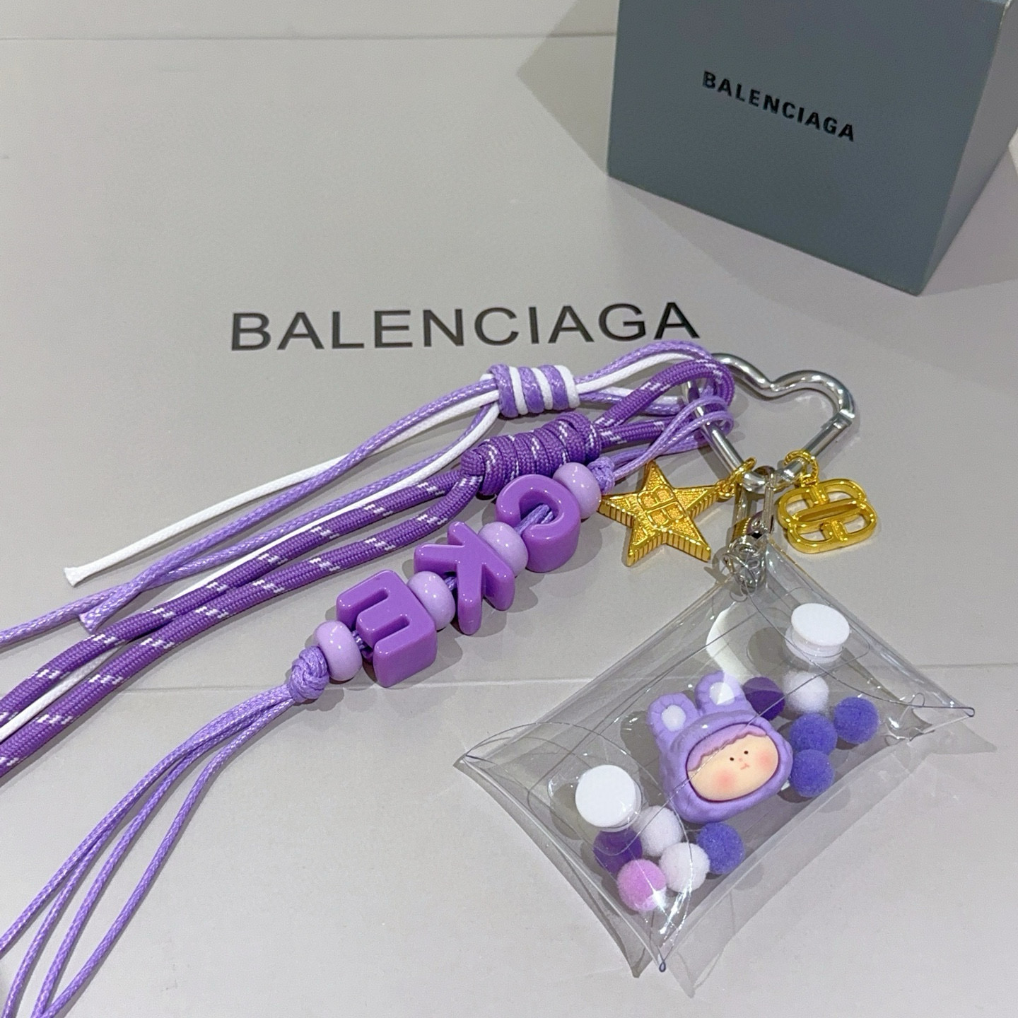 NO:384885,New products released Balenciaga bag hanging keychain Balenciaga keychain The latest bag hanging decoration is higher grade star style classic co-branded design concept keychain series Detailed version aging Non-market glossy version This model has been released. Balenciaga is very easy to match with trendy backpacks, jewelry quality, balenciaga, backpacks, keychain19860909批新品发布 巴黎世家包包挂饰钥匙扣 巴黎世家钥匙扣 最新款包包挂饰档次更高明星同款 经典款联名设计理念钥匙扣系列 细节对版做旧处理 非市面亮面版型 这款一直在出 巴黎世家里面热卖款 非常好搭配潮流背包,饰品精品,balenciaga,backpacks,keychain,Jewelry