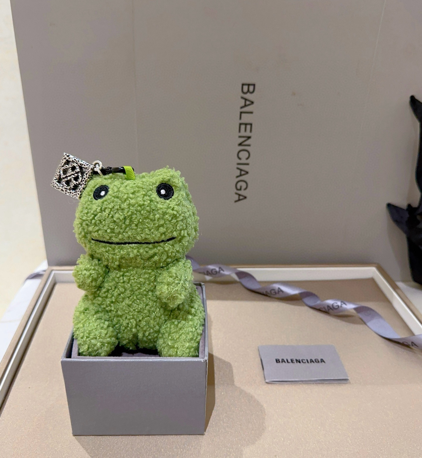 NO:384897,New products released Balenciaga bag hanging keychain Balenciaga keychain The latest bag hanging decoration is higher grade star style classic co-branded design concept keychain series Detailed version aging Non-market glossy version This model has been released. Balenciaga is very easy to match with trendy backpacks, jewelry quality, balenciaga, backpacks, keychain19860909批新品发布 巴黎世家包包挂饰钥匙扣 巴黎世家钥匙扣 最新款包包挂饰档次更高明星同款 经典款联名设计理念钥匙扣系列 细节对版做旧处理 非市面亮面版型 这款一直在出 巴黎世家里面热卖款 非常好搭配潮流背包,饰品精品,balenciaga,backpacks,keychain,Jewelry