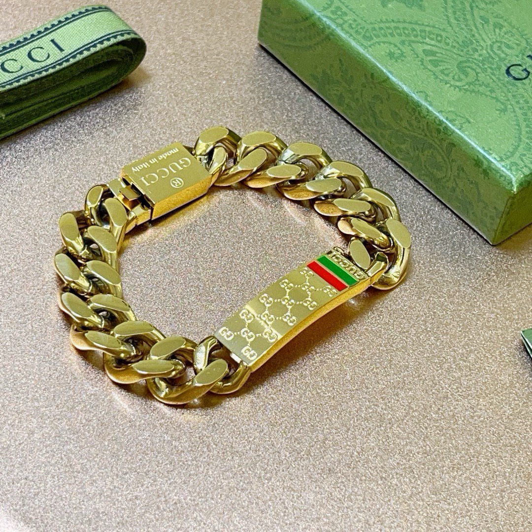 批115。 2025款新出炉🌼 Gucci古驰手链最新款的经典款 精致无论款式 质感 都是绝对的顶尖feel 只要看一眼就懂了   原版logo 超 nice 搭配衣服最佳的选择，男女同款必备神器 