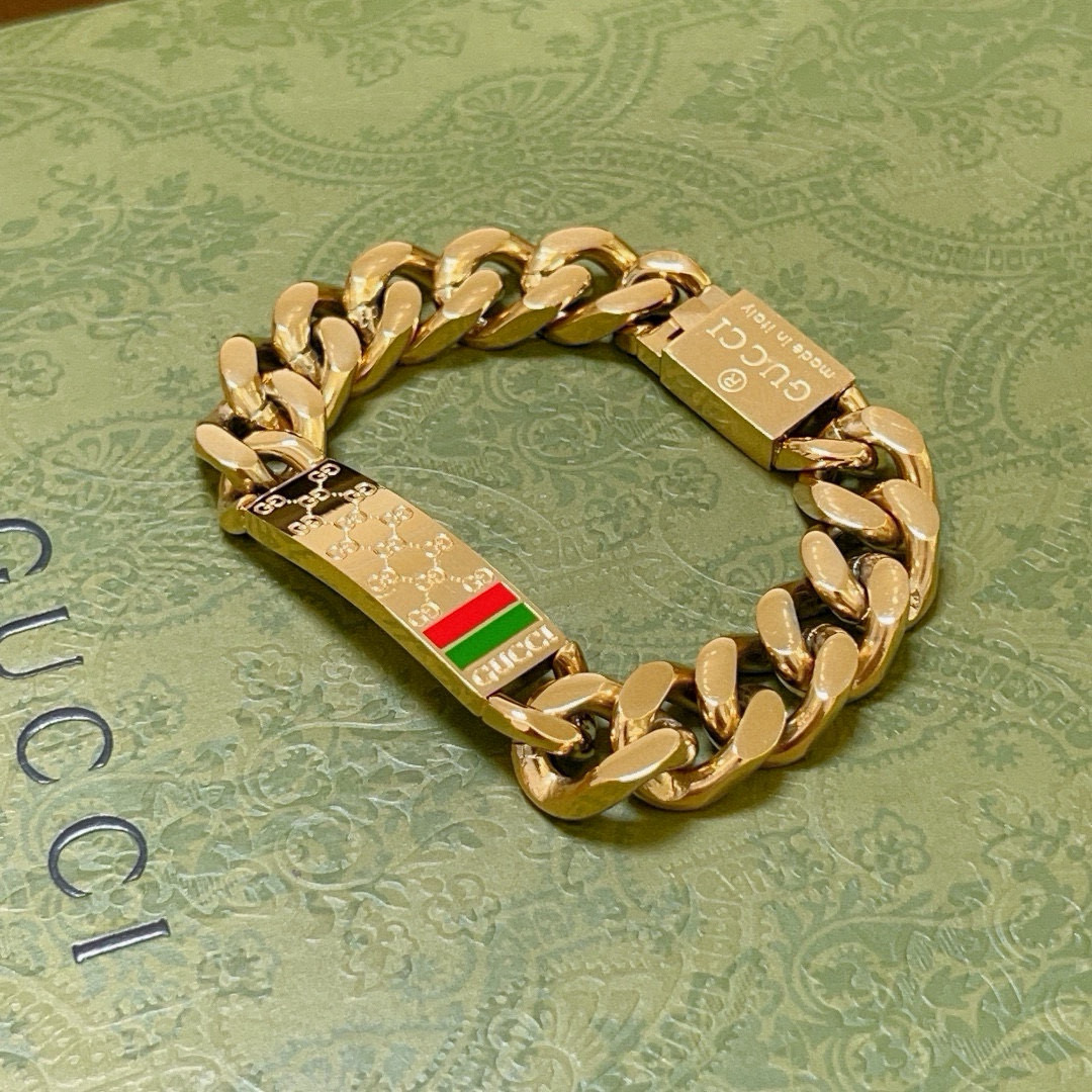 批115。 2025款新出炉🌼 Gucci古驰手链最新款的经典款 精致无论款式 质感 都是绝对的顶尖feel 只要看一眼就懂了   原版logo 超 nice 搭配衣服最佳的选择，男女同款必备神器 