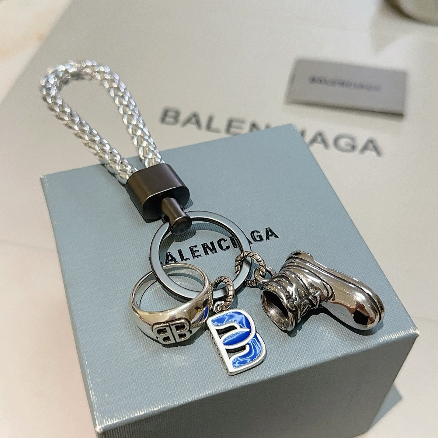 NO:386054,New products released Balenciaga bag hanging keychain Balenciaga keychain The latest bag hanging decoration is higher grade star style classic co-branded design concept keychain series Detailed version aging Non-market glossy version This model has been released. Balenciaga is very easy to match with trendy backpacks, jewelry quality, balenciaga, backpacks, keychain19860909批新品发布 巴黎世家包包挂饰钥匙扣 巴黎世家钥匙扣 最新款包包挂饰档次更高明星同款 经典款联名设计理念钥匙扣系列 细节对版做旧处理 非市面亮面版型 这款一直在出 巴黎世家里面热卖款 非常好搭配潮流背包,饰品精品,balenciaga,backpacks,keychain,Jewelry