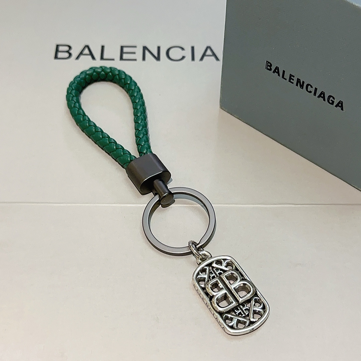 NO:386163,New products released Balenciaga bag hanging keychain Balenciaga keychain The latest bag hanging decoration is higher grade star style classic co-branded design concept keychain series Detailed version aging Non-market glossy version This model has been released. Balenciaga is very easy to match with trendy backpacks, jewelry quality, balenciaga, backpacks, keychain19860909批新品发布 巴黎世家包包挂饰钥匙扣 巴黎世家钥匙扣 最新款包包挂饰档次更高明星同款 经典款联名设计理念钥匙扣系列 细节对版做旧处理 非市面亮面版型 这款一直在出 巴黎世家里面热卖款 非常好搭配潮流背包,饰品精品,balenciaga,backpacks,keychain,Jewelry