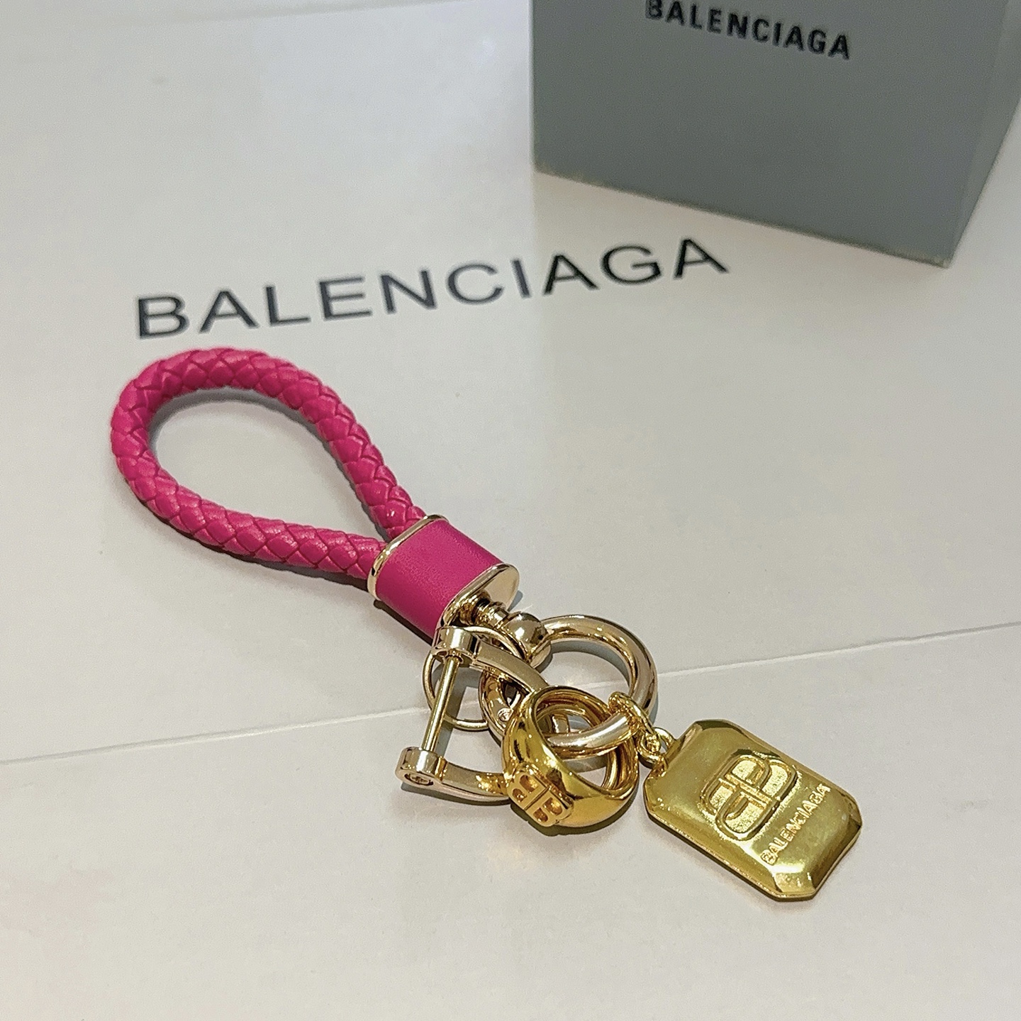 NO:386097,New products released Balenciaga bag hanging keychain Balenciaga keychain The latest bag hanging decoration is higher grade star style classic co-branded design concept keychain series Detailed version aging Non-market glossy version This model has been released. Balenciaga is very easy to match with trendy backpacks, jewelry quality, balenciaga, backpacks, keychain19860909批新品发布 巴黎世家包包挂饰钥匙扣 巴黎世家钥匙扣 最新款包包挂饰档次更高明星同款 经典款联名设计理念钥匙扣系列 细节对版做旧处理 非市面亮面版型 这款一直在出 巴黎世家里面热卖款 非常好搭配潮流背包,饰品精品,balenciaga,backpacks,keychain,Jewelry