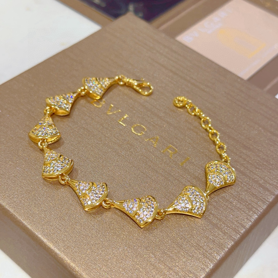 NO:386140,Bulgari bracelet V gold material BVLGARI DIVAS' DREAM series Perfect appearance and invincible details. The unique color is completely impeccable, and is decorated with a classic ring shape design. It is simple but elegant and eye-catching. The pure handmade combination of V gold makes the complexion look more elegant and attractive. The same style as men and women Bulgari bracelet, jewelry boutique, bottega veneta, bvlgari, bvlgari, bracelet19860909批.宝格丽手链V金材质 BVLGARI宝格丽 DIVAS‘ DREAM 系列 品相完美,细节无敌,那种独特的色泽完全无可挑剔,再缀以经典指环外形设计,简约之余却又优雅夺目,V金纯手工的组合更显气色,上手雅致动人.男女同款 宝格丽手链,饰品精品,bottega veneta,bvlgari,bvlgari,bracelet,Jewelry